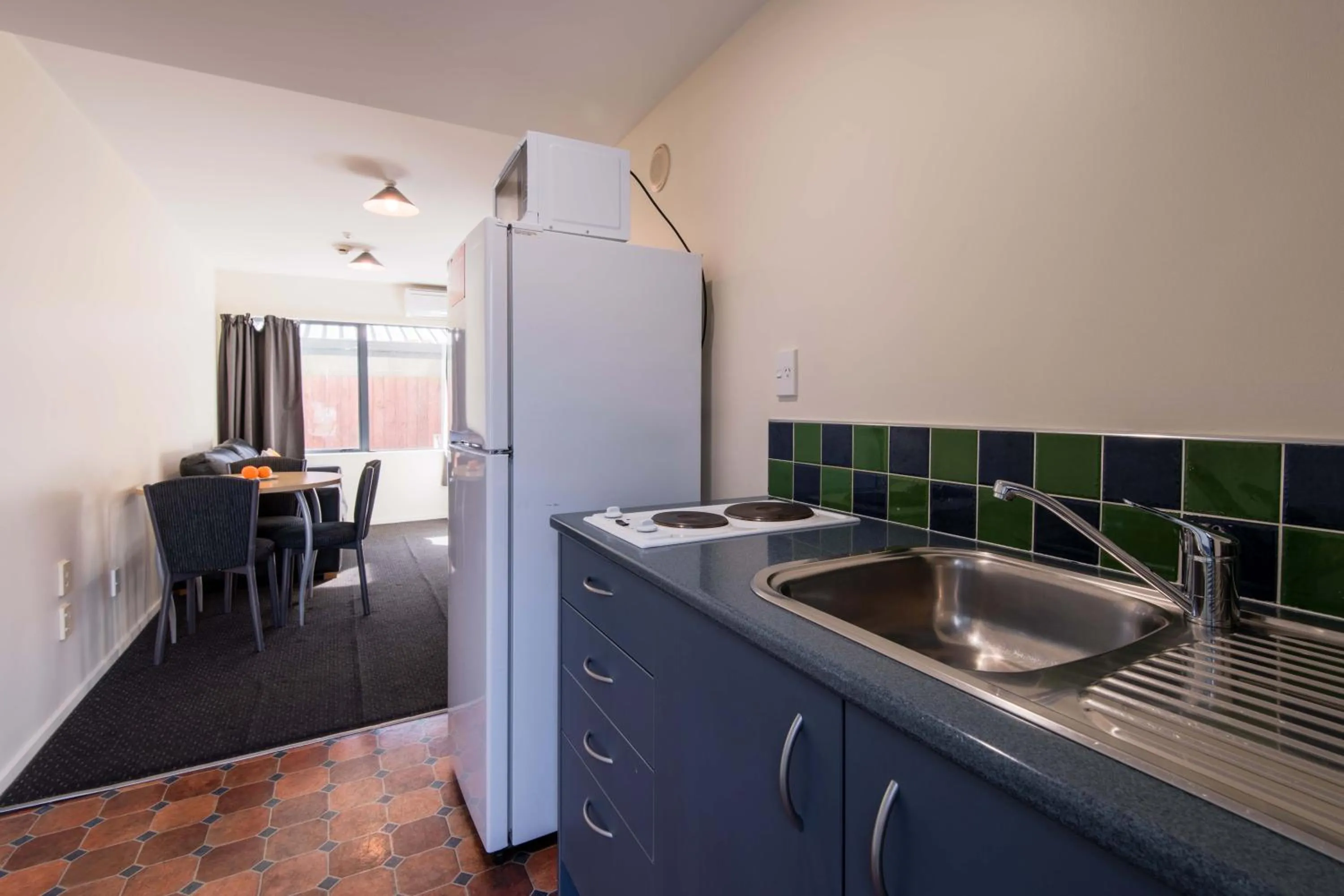 Kitchen or kitchenette in 298 Westside Motor Lodge