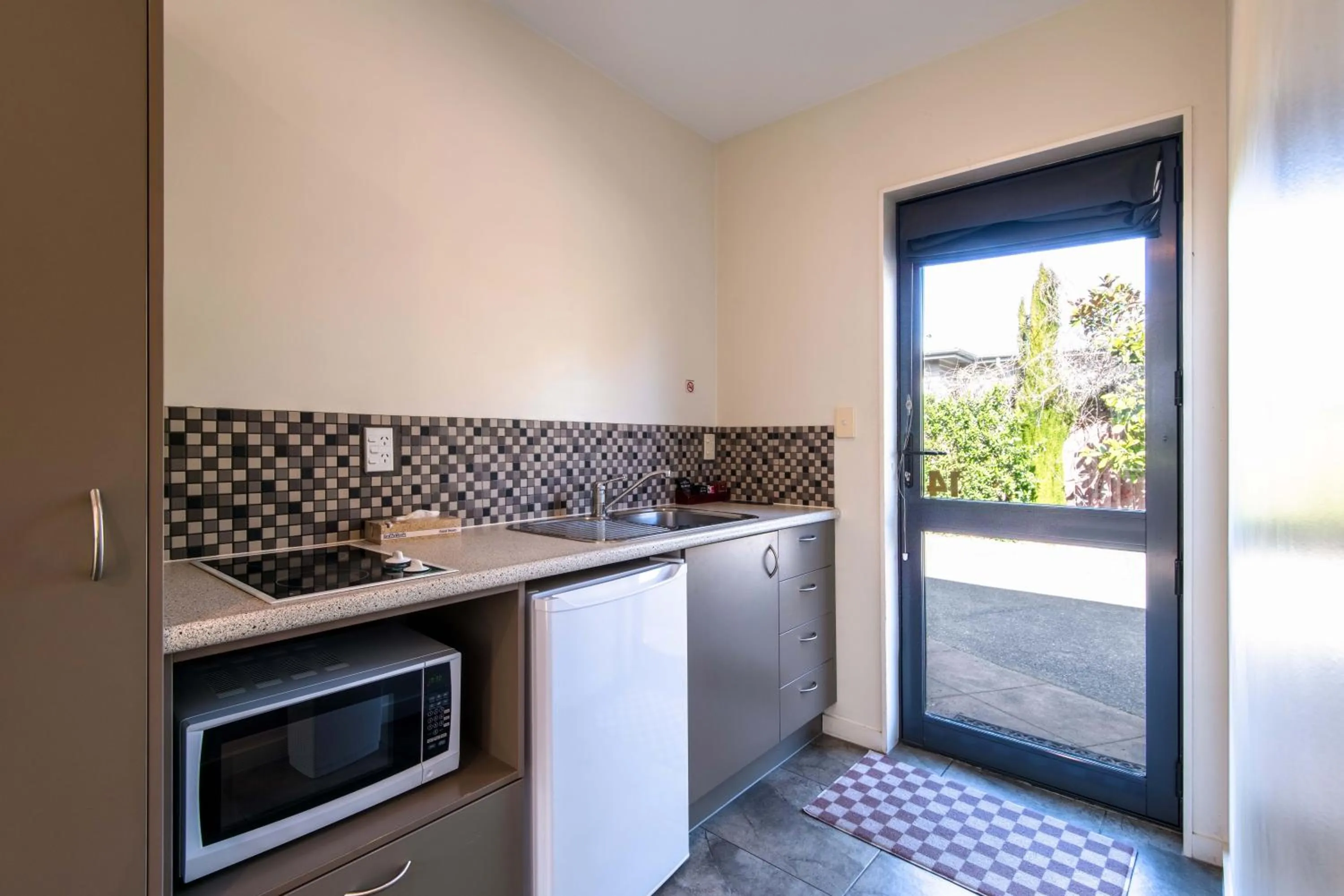 Kitchen or kitchenette in 298 Westside Motor Lodge