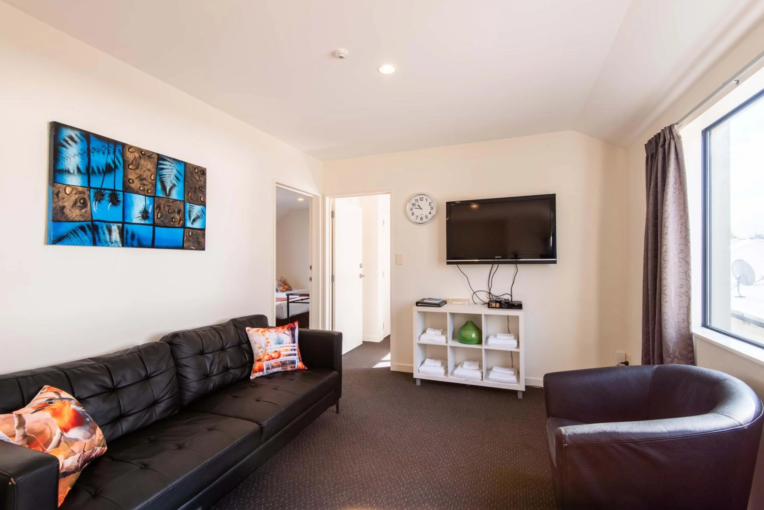 Communal lounge/ TV room in 298 Westside Motor Lodge