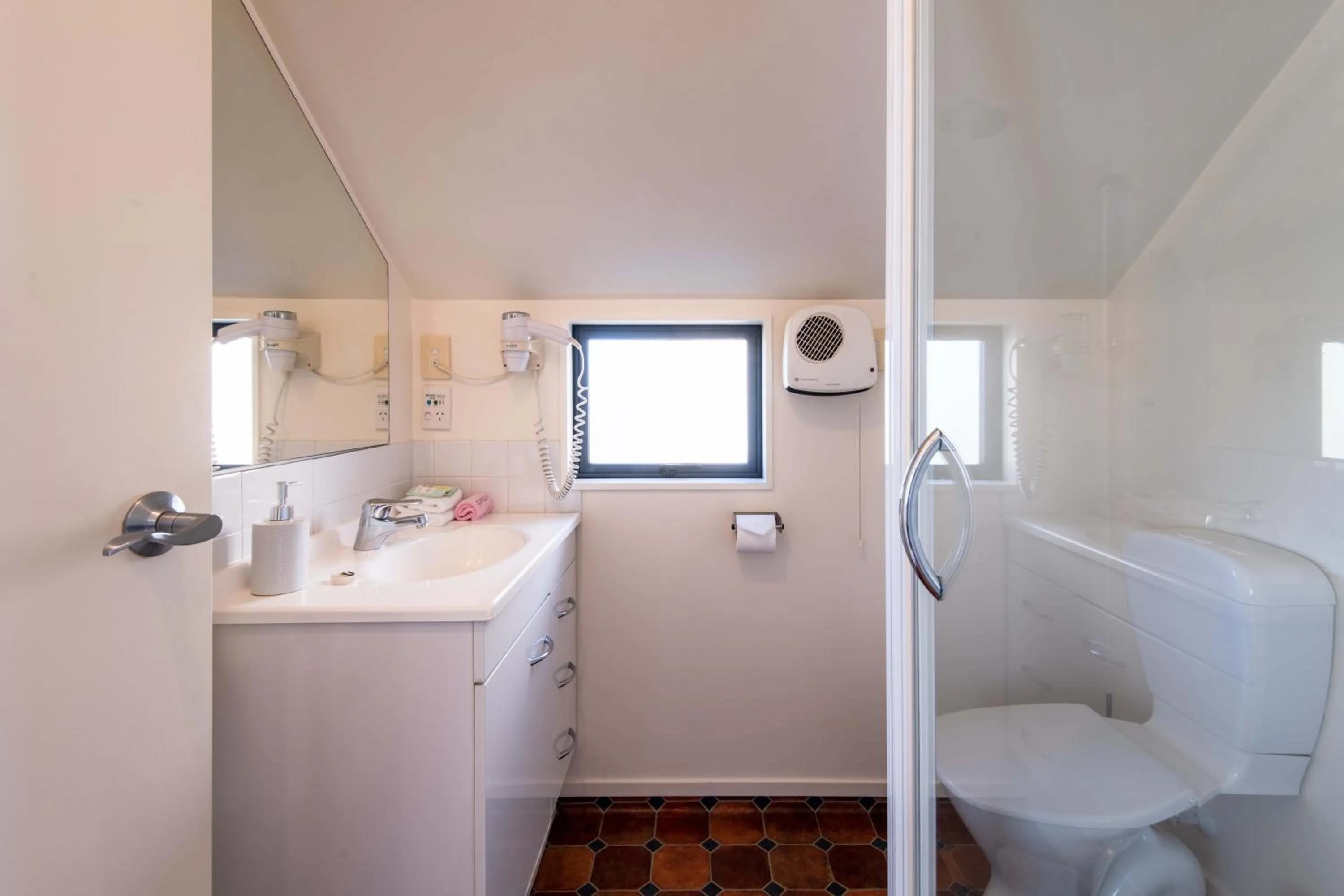 Toilet in 298 Westside Motor Lodge