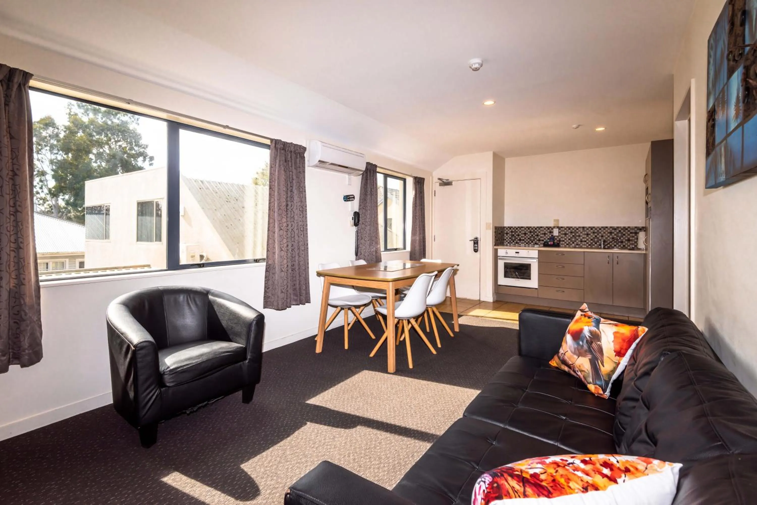 TV and multimedia in 298 Westside Motor Lodge