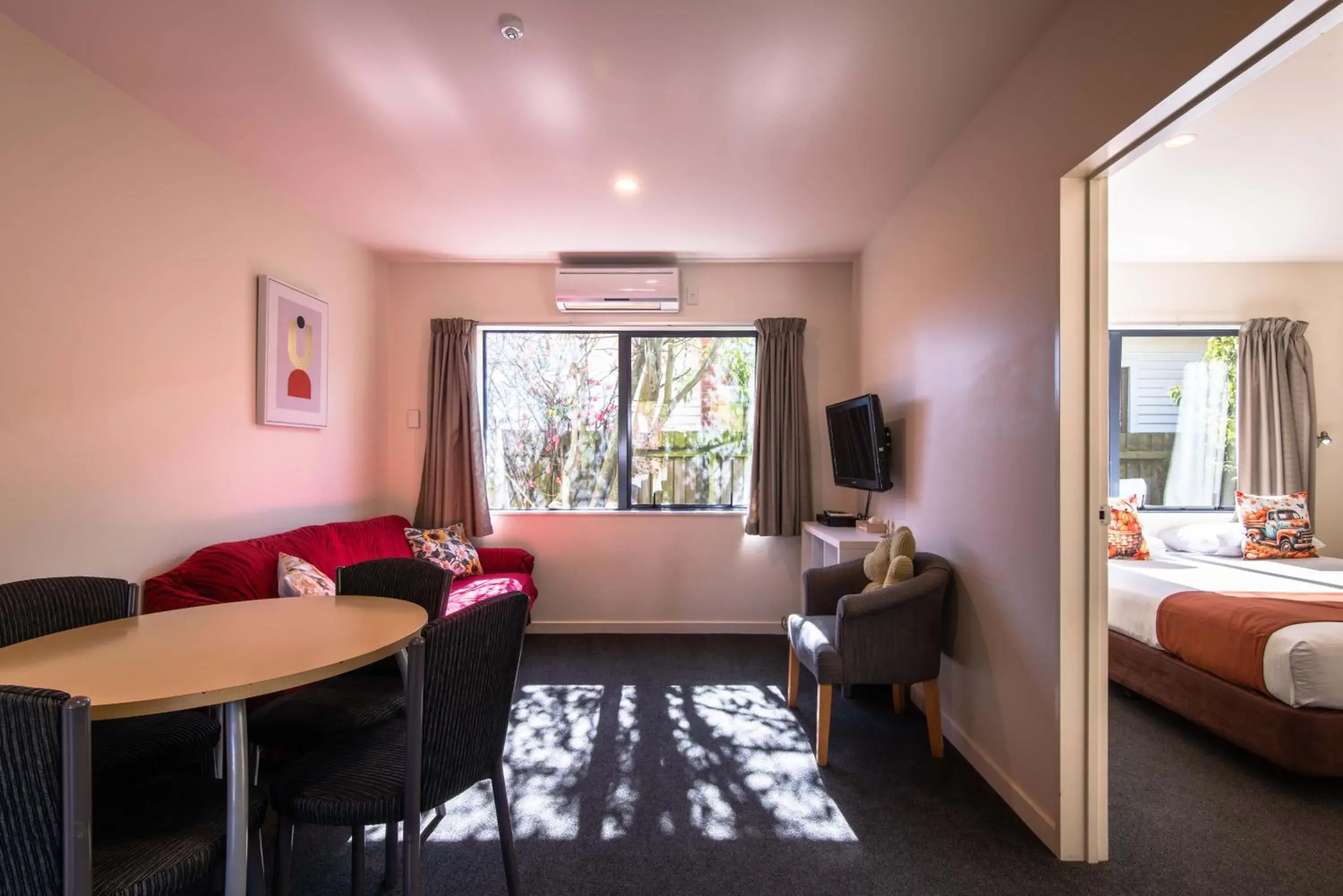 Living room, Bed in 298 Westside Motor Lodge Living room, Bed in 298 Westside Motor Lodge