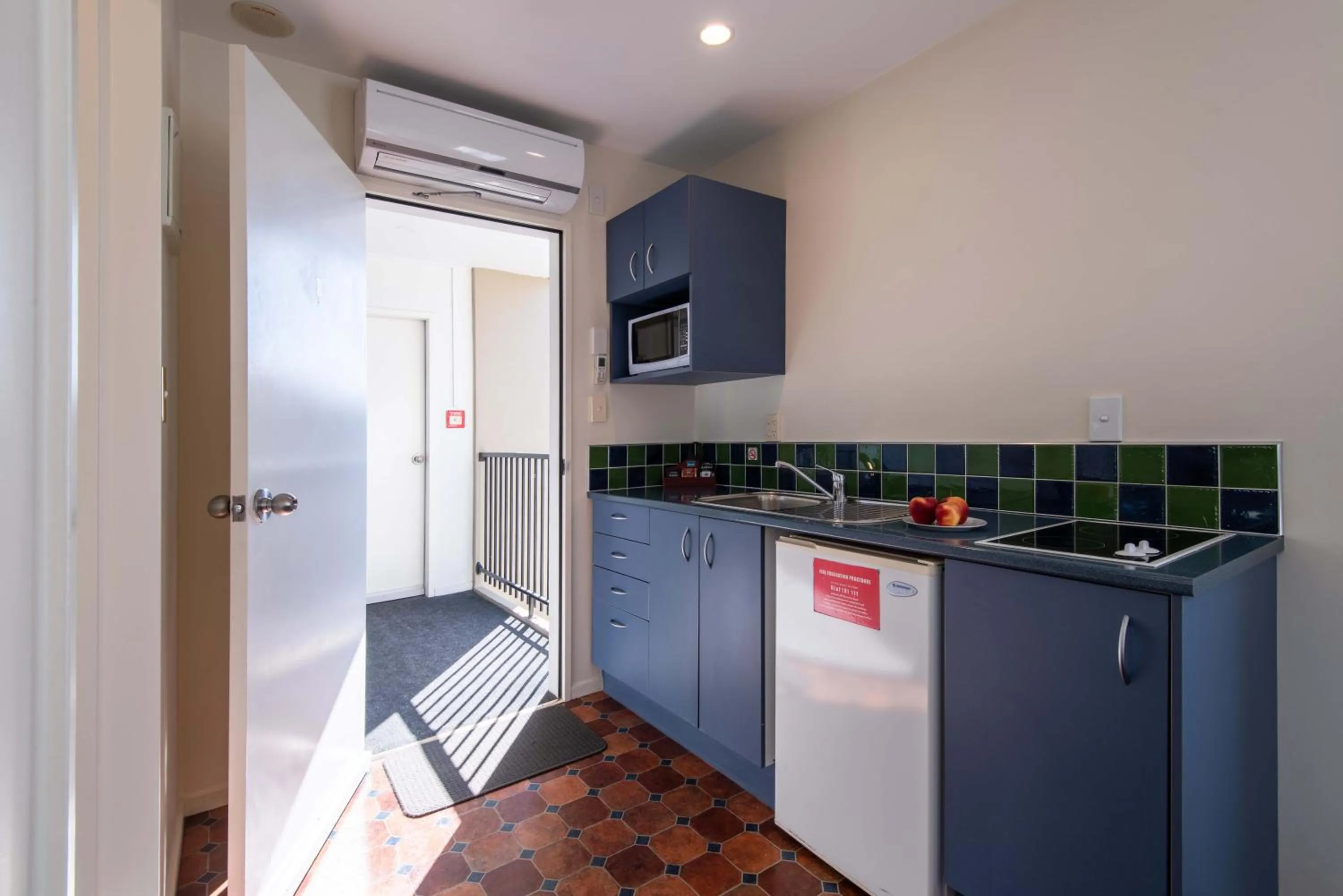 Kitchen or kitchenette in 298 Westside Motor Lodge