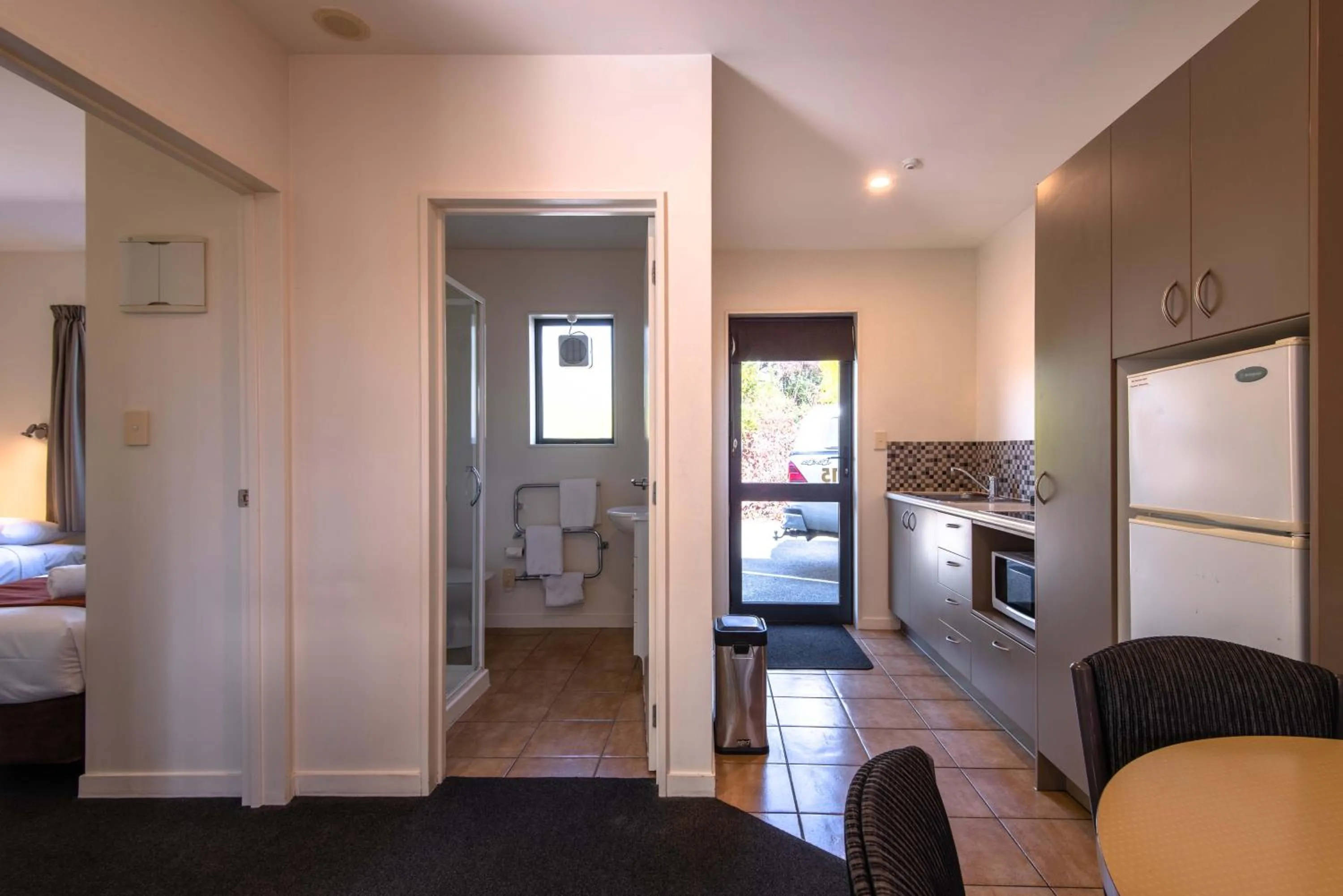 Kitchen or kitchenette, Bed in 298 Westside Motor Lodge