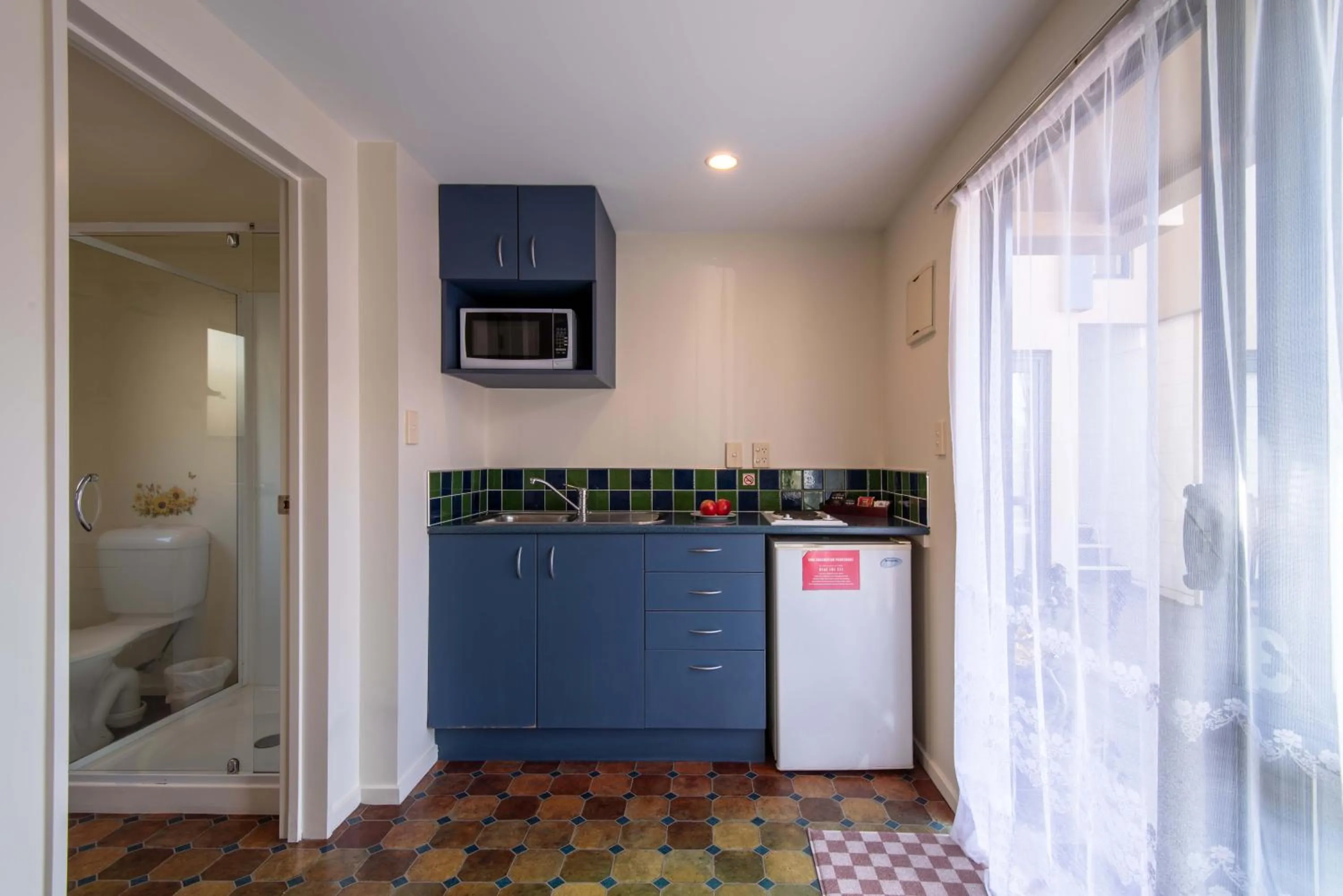 Kitchen or kitchenette in 298 Westside Motor Lodge