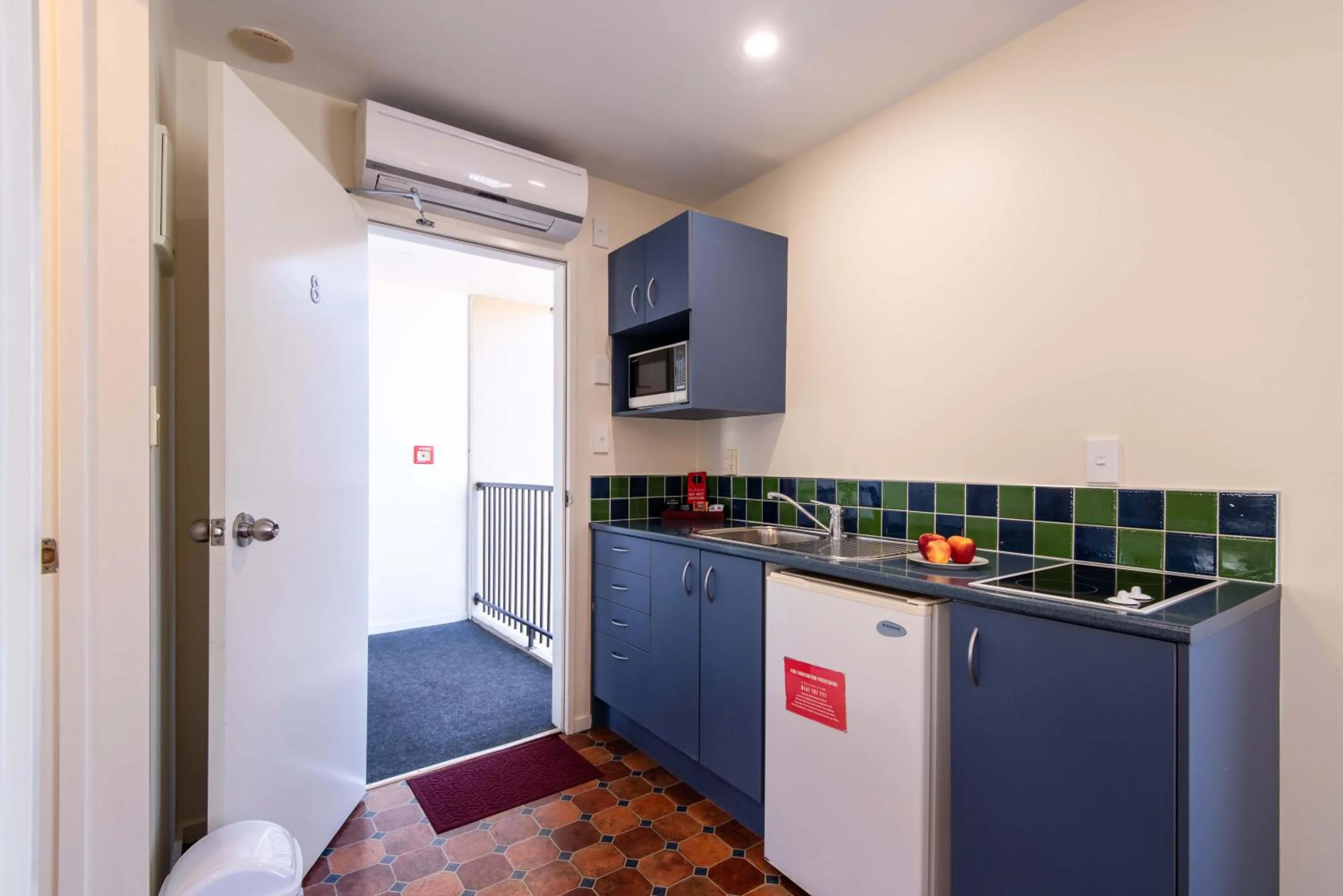 Kitchen or kitchenette in 298 Westside Motor Lodge