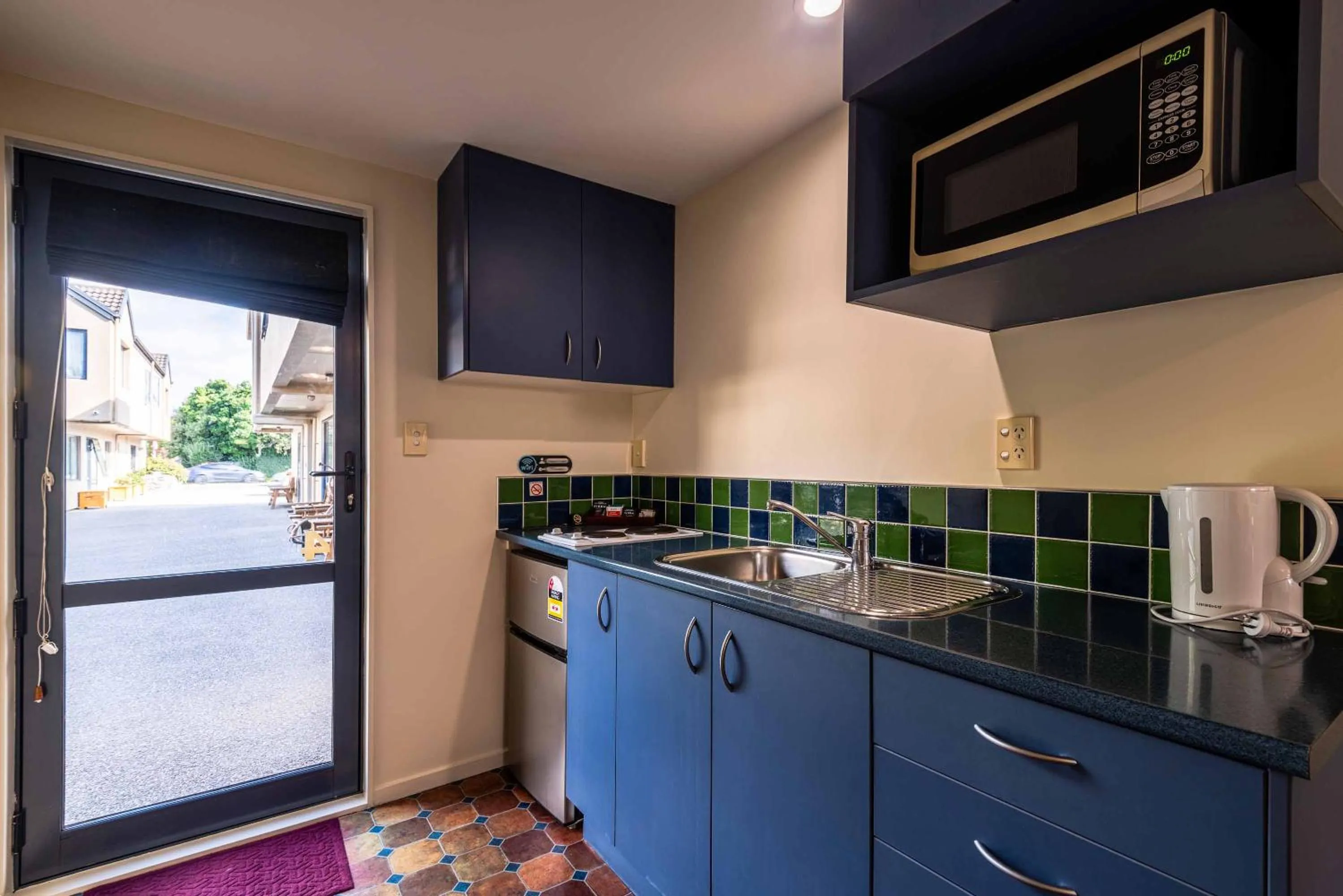 Kitchen or kitchenette in 298 Westside Motor Lodge