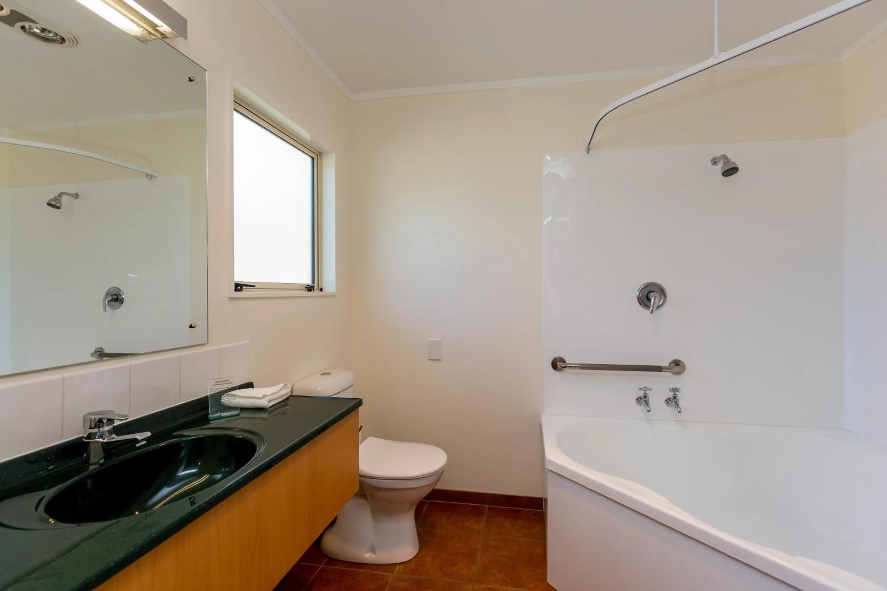Shower in Aspen Court Motel Taihape