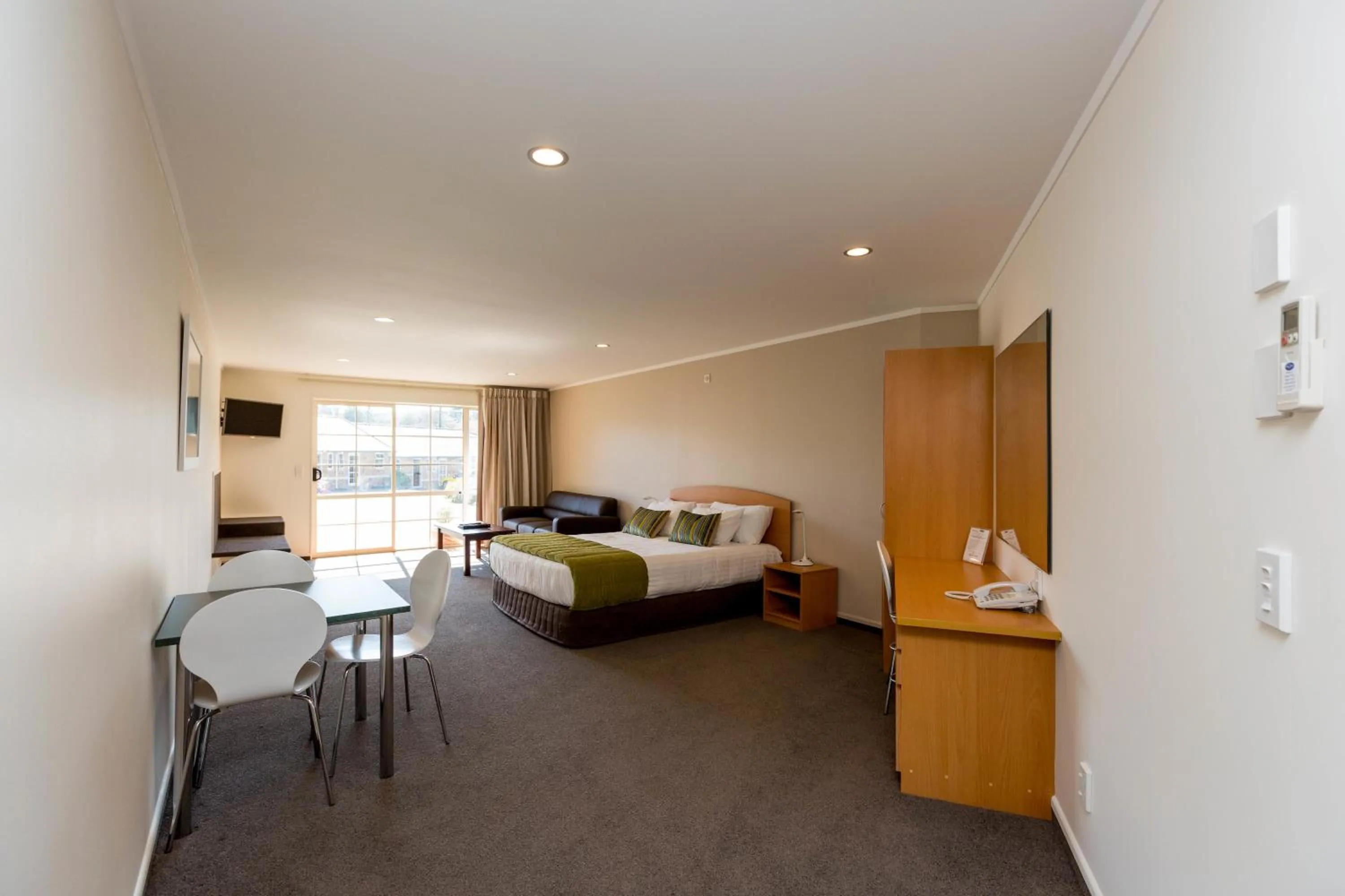 Living room, Bed in Aspen Court Motel Taihape