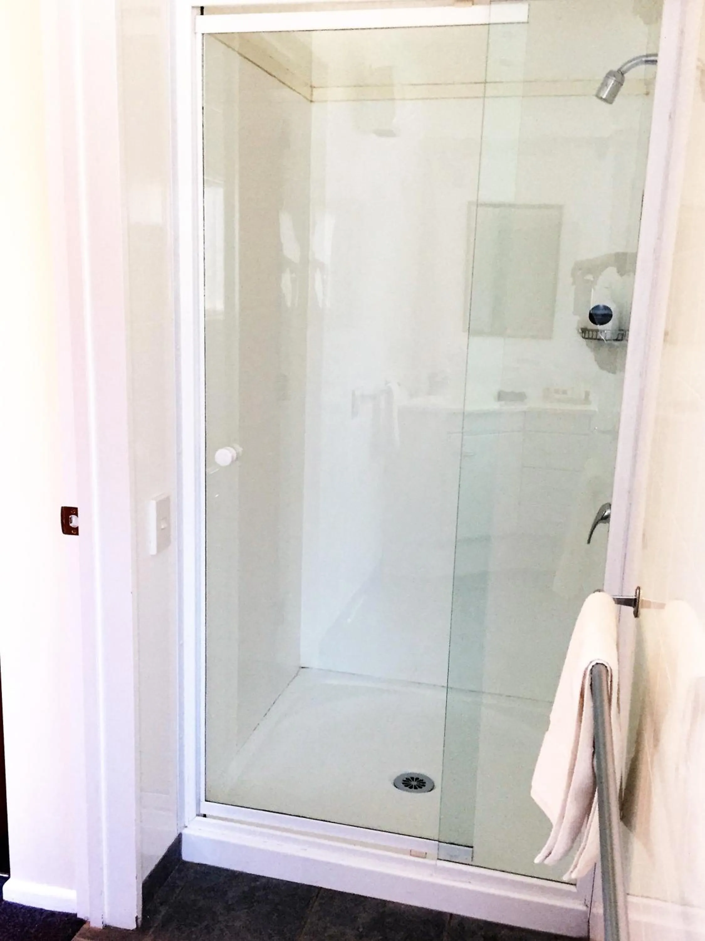 Bathroom in Fairway Motel & Apartments