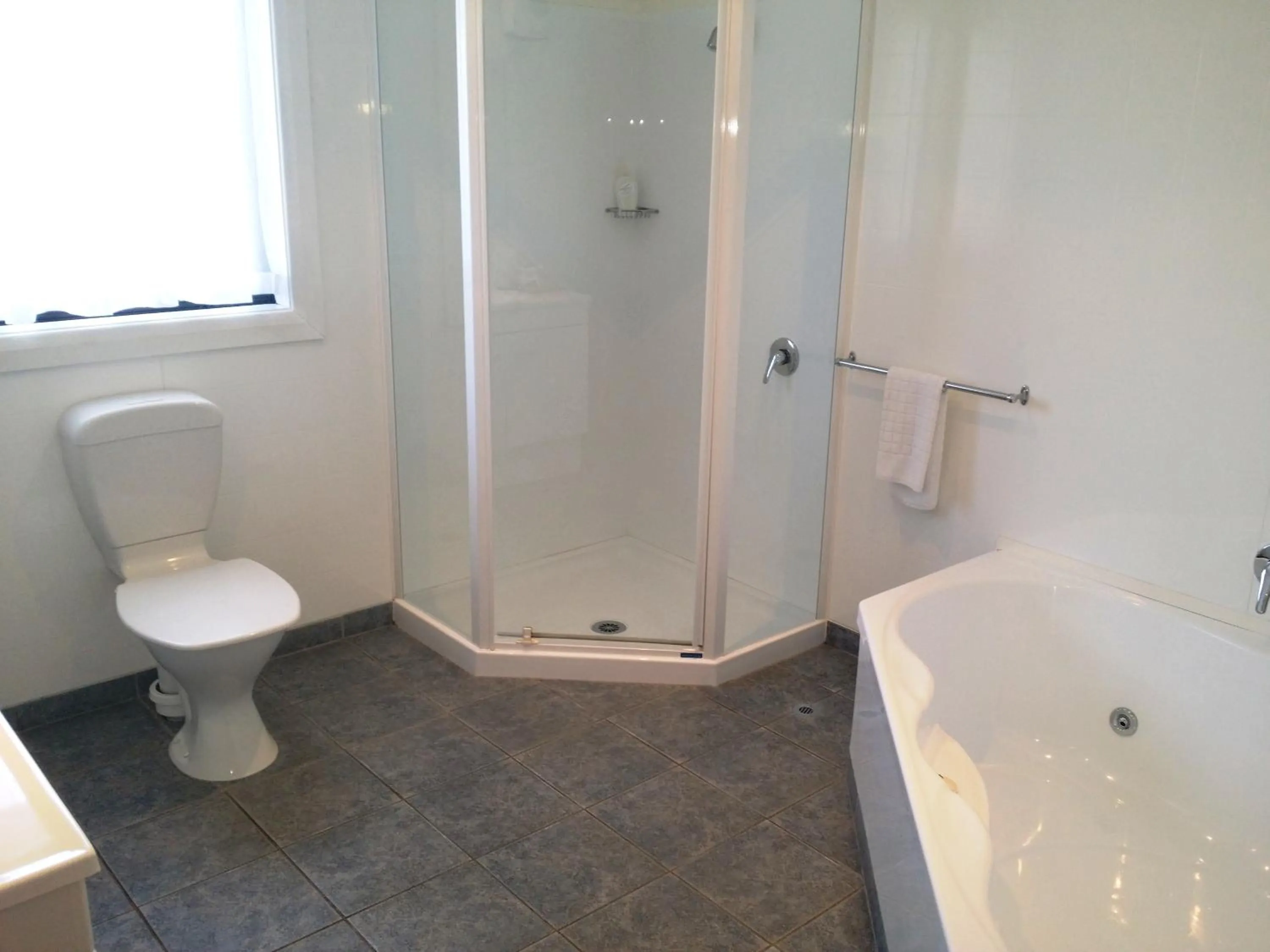 Bathroom in Fairway Motel & Apartments