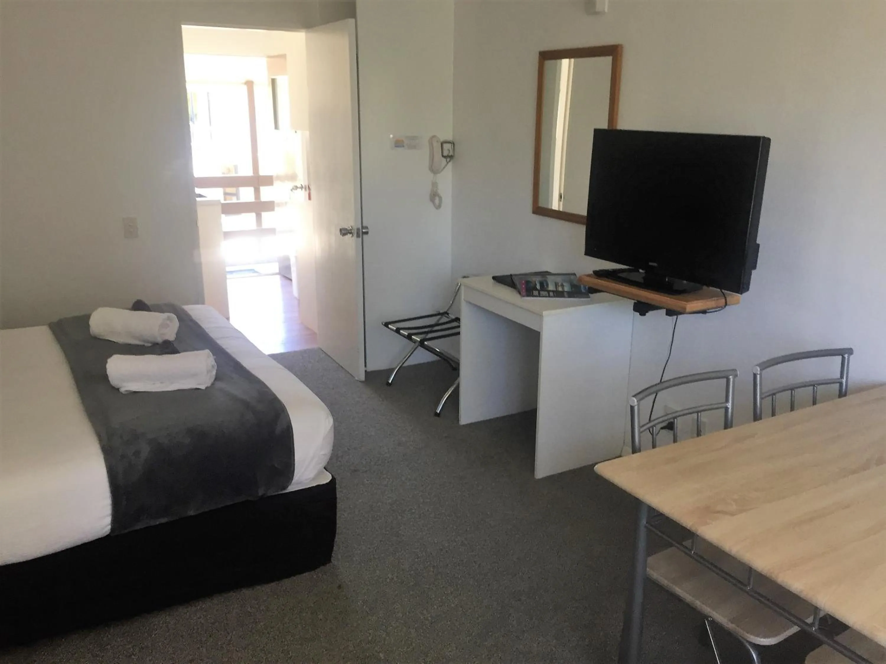 Living room, Bed in Fairway Motel & Apartments