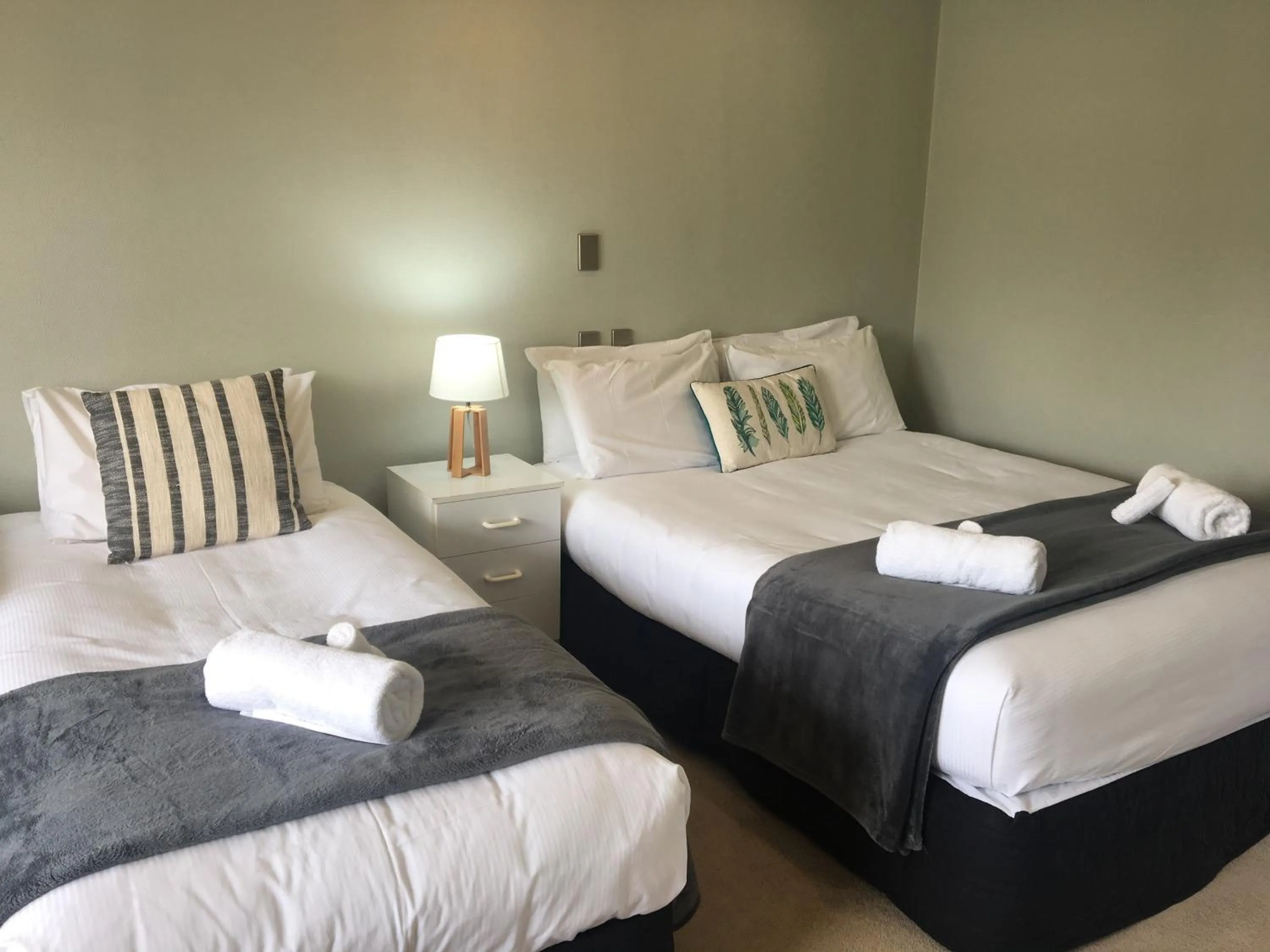 Living room, Bed in Fairway Motel & Apartments