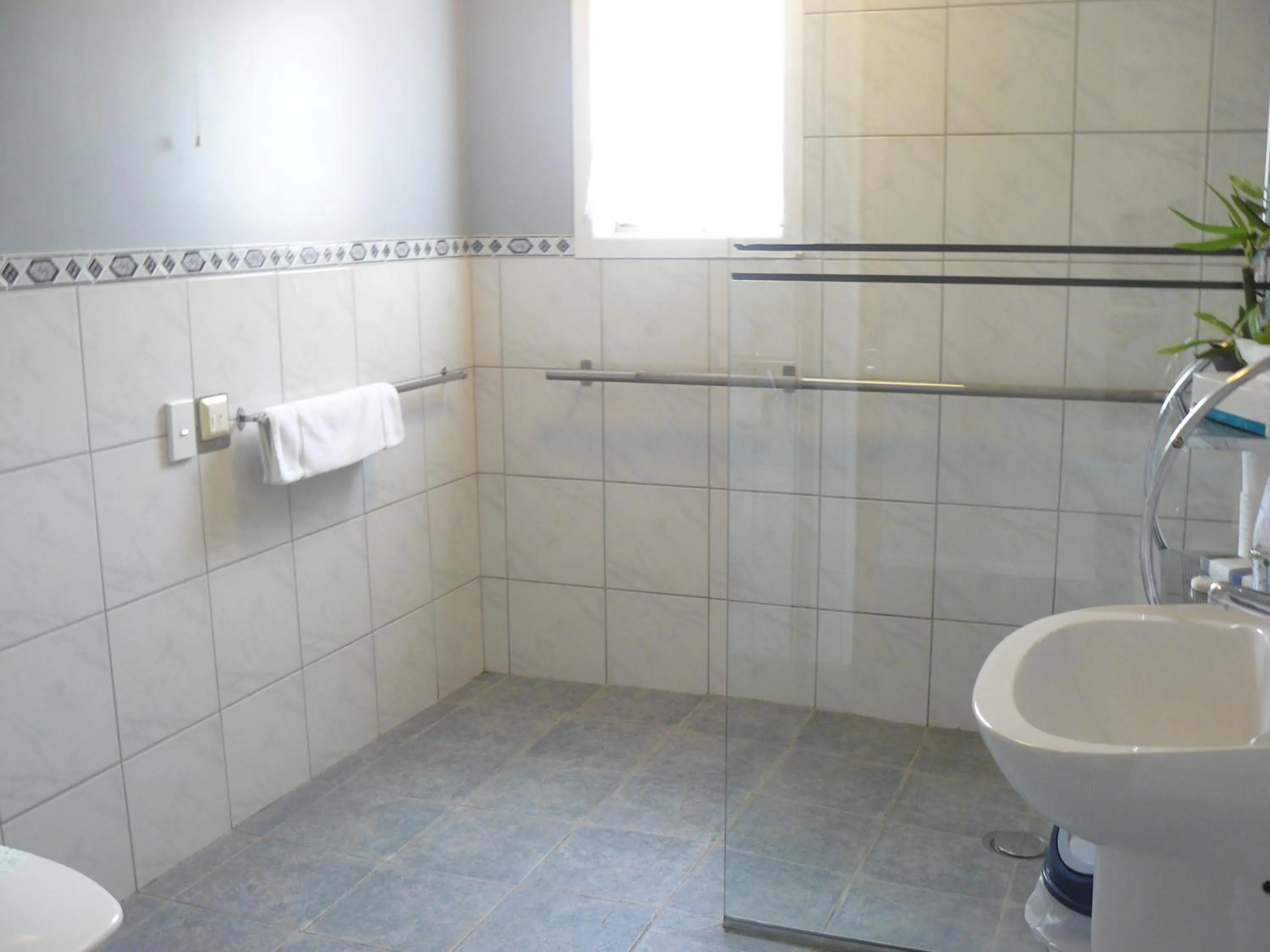 Bathroom in Fairway Motel & Apartments