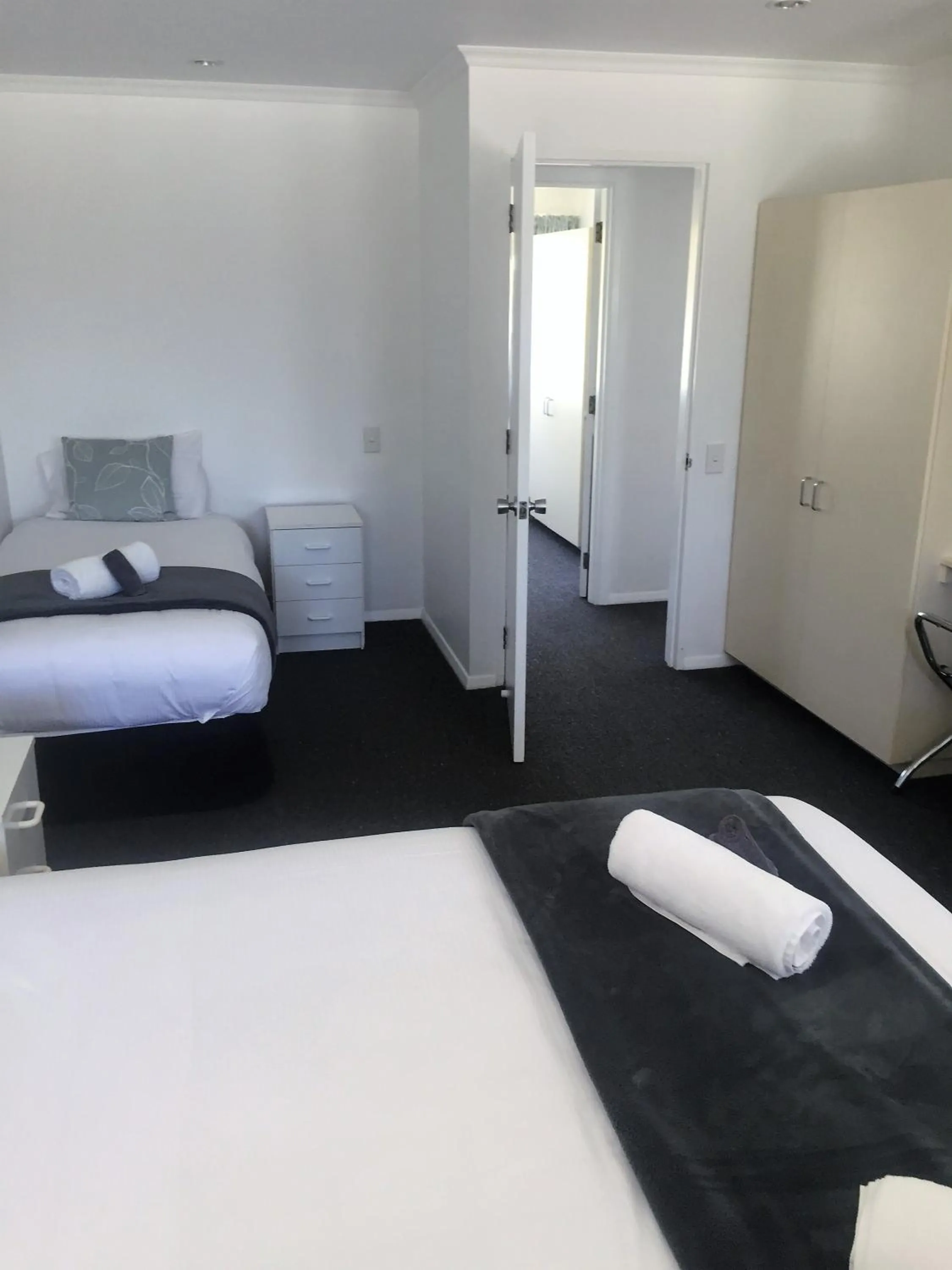 Bed in Fairway Motel & Apartments