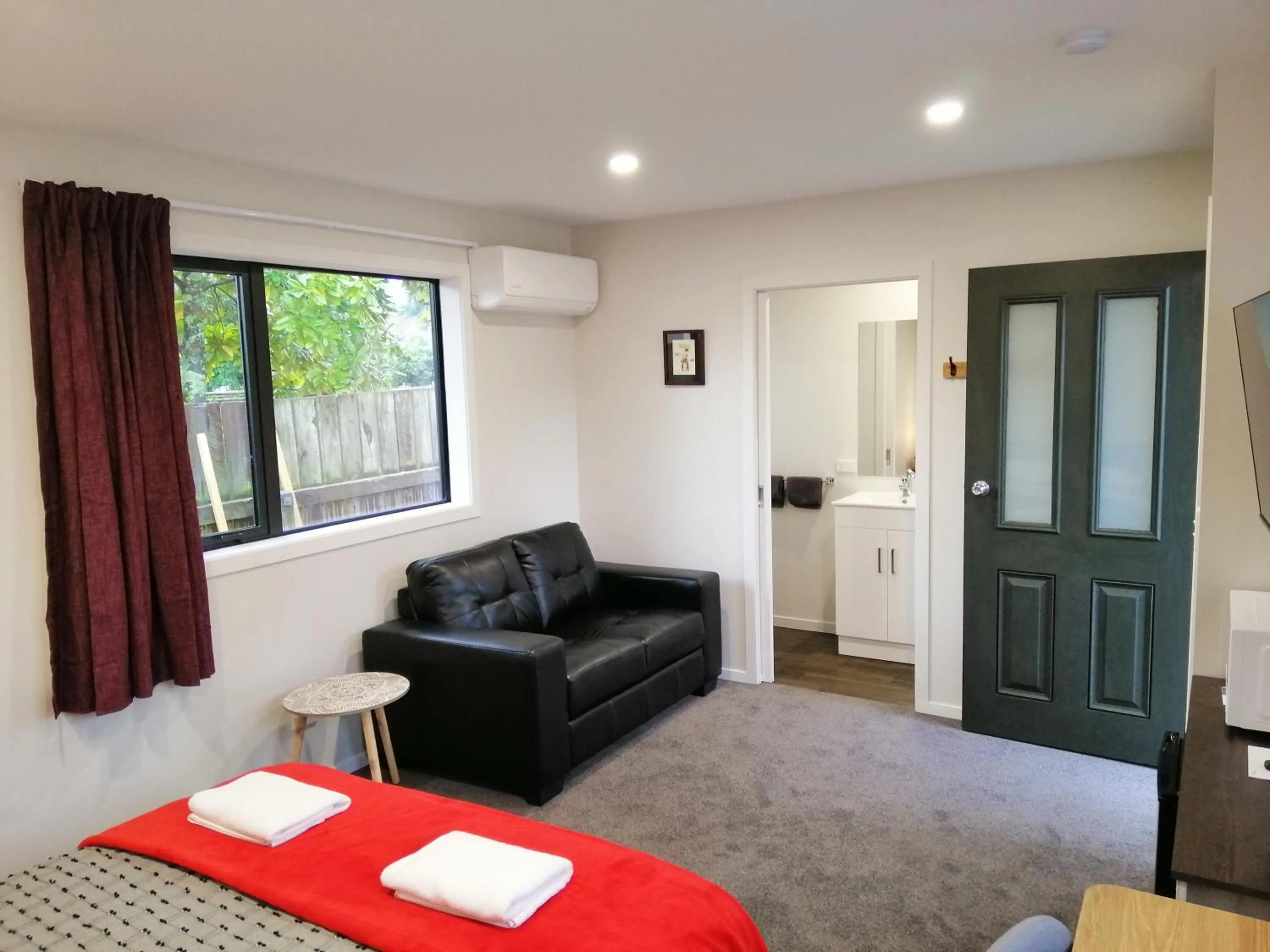 Seating area, Bed in Judges Pool Motel Turangi