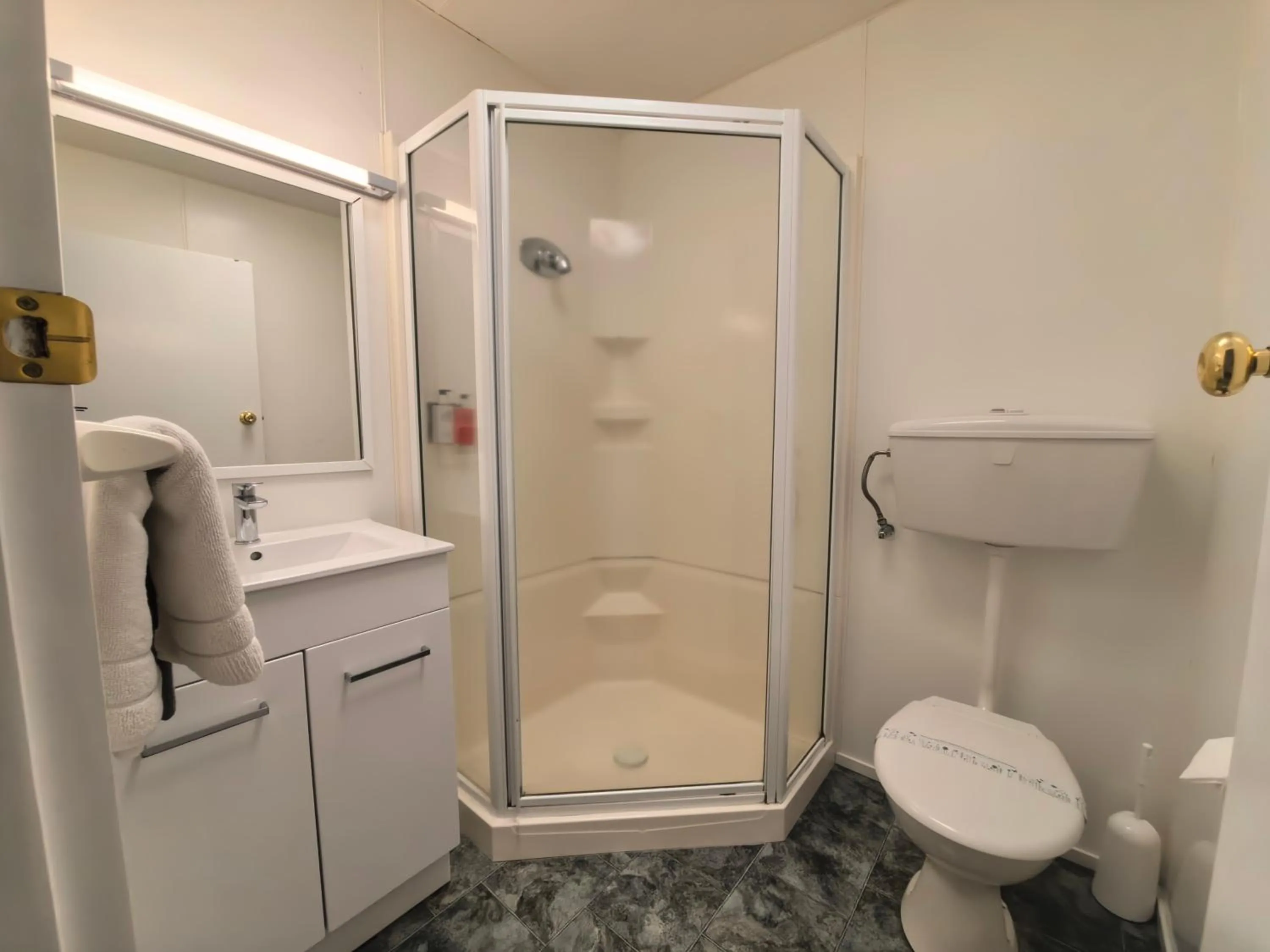 Bathroom in Judges Pool Motel Turangi