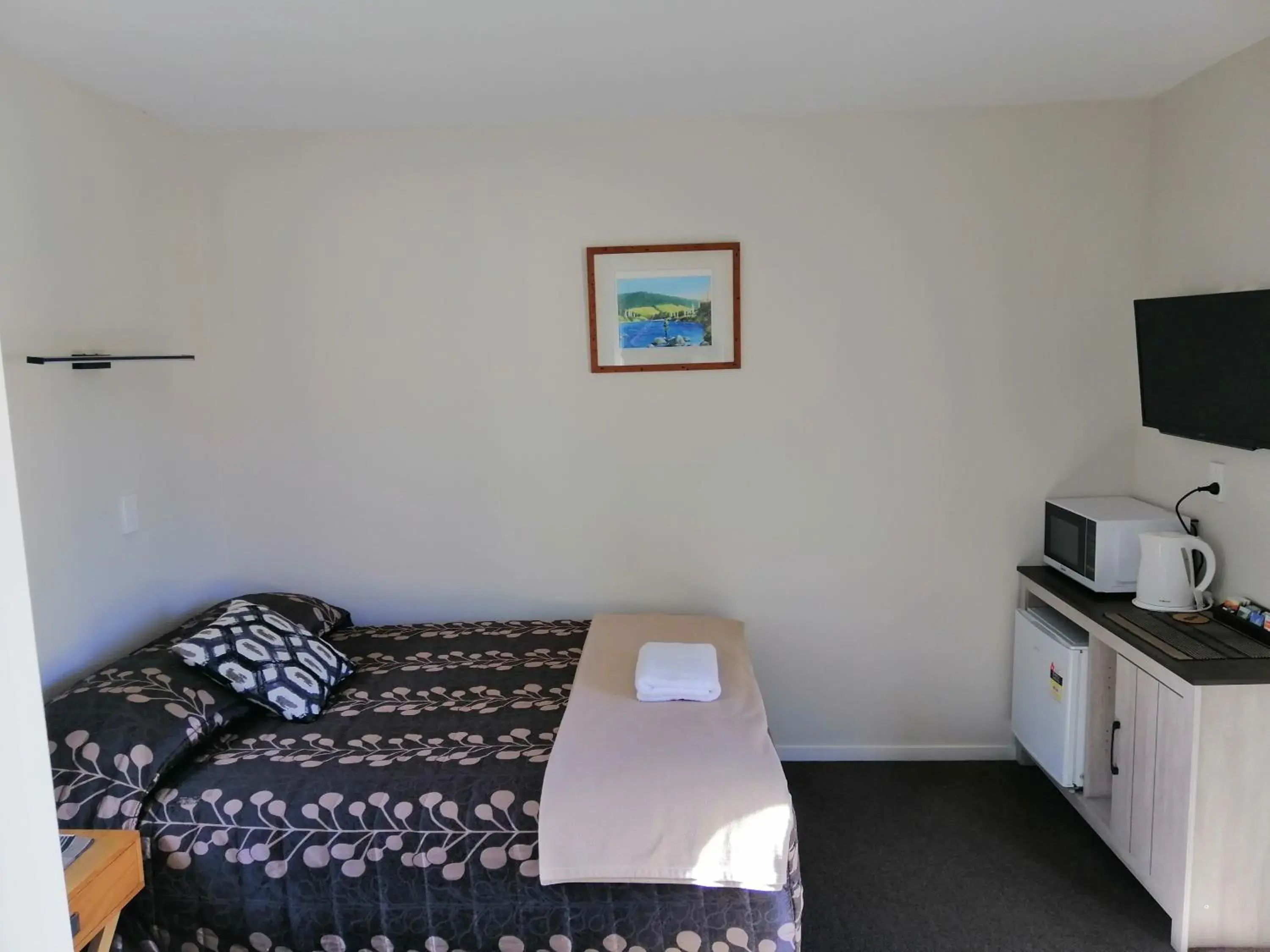 TV and multimedia, Bed in Judges Pool Motel Turangi TV and multimedia, Bed in Judges Pool Motel Turangi