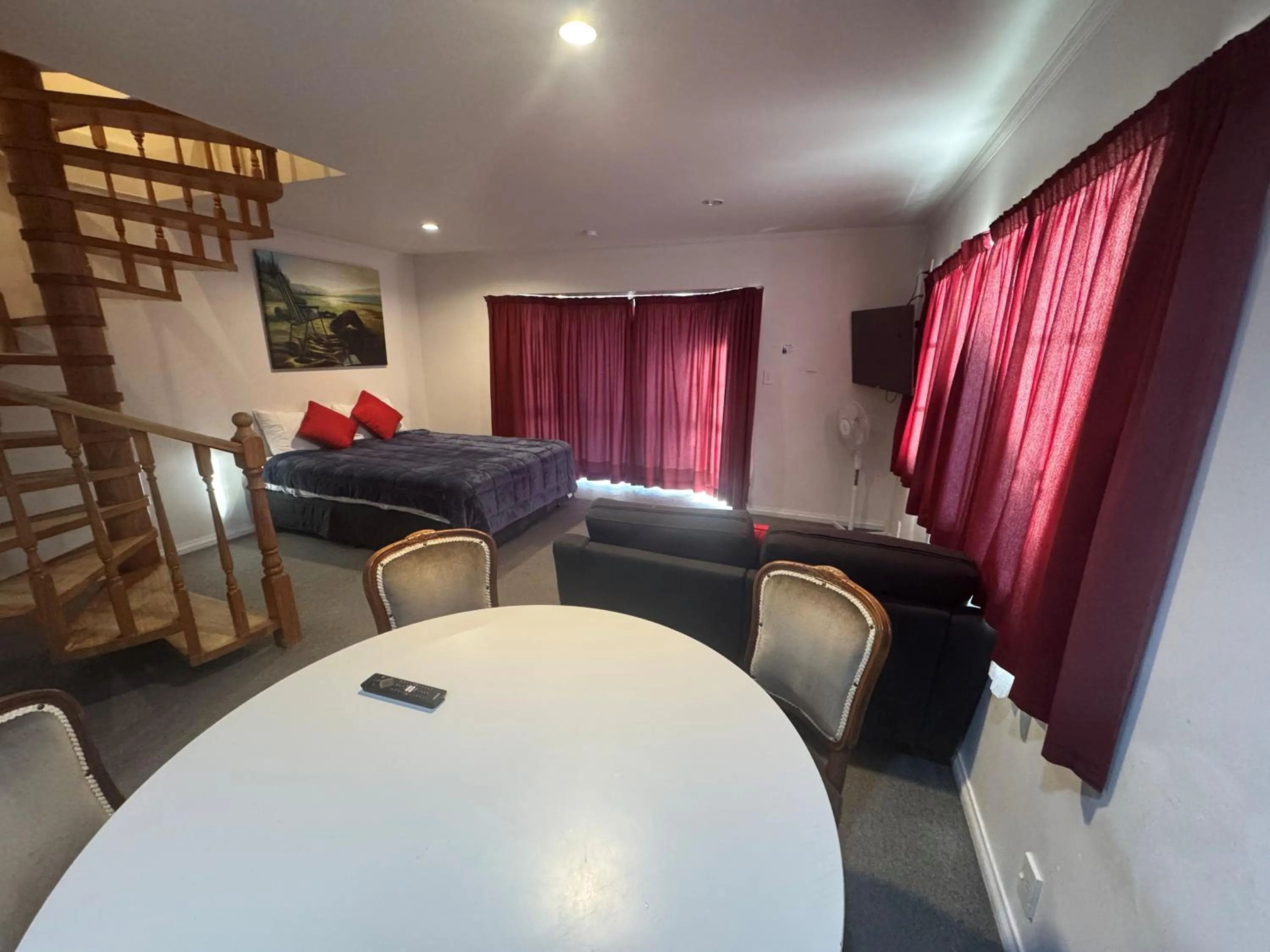 Bed in Settlers Motor Lodge