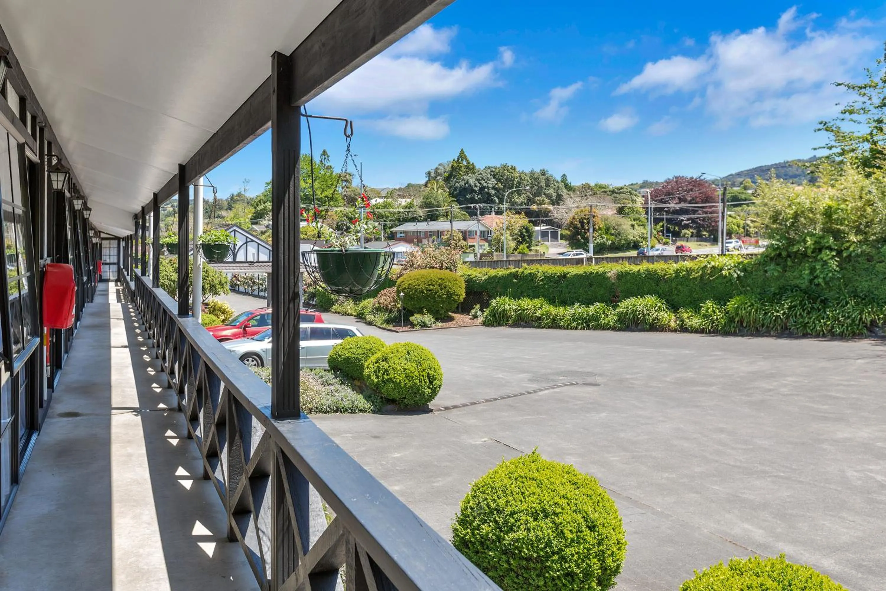 Garden view in Kingswood Manor Motel