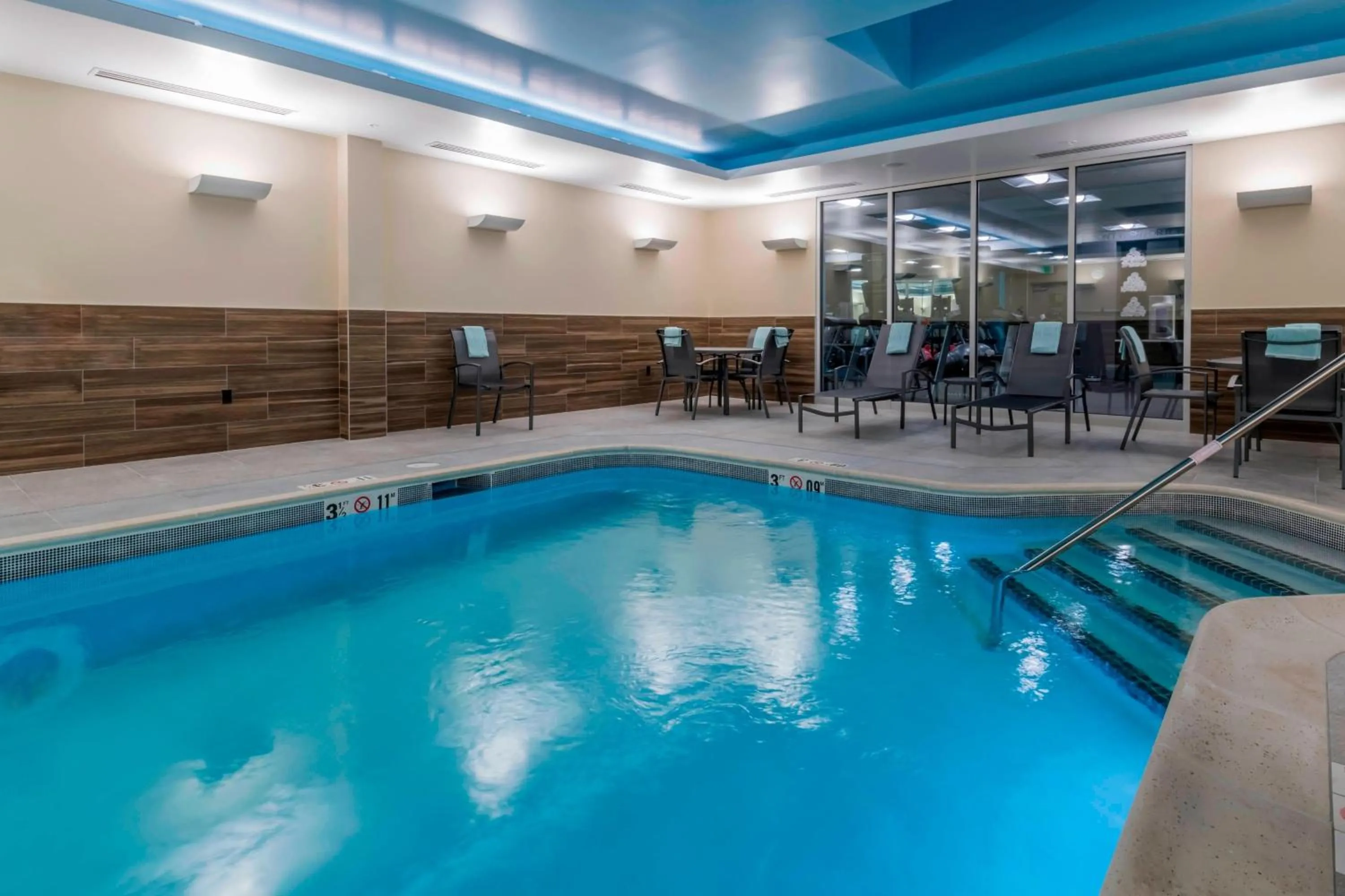 Swimming pool in Fairfield Inn & Suites by Marriott Boston Marlborough/Apex Center