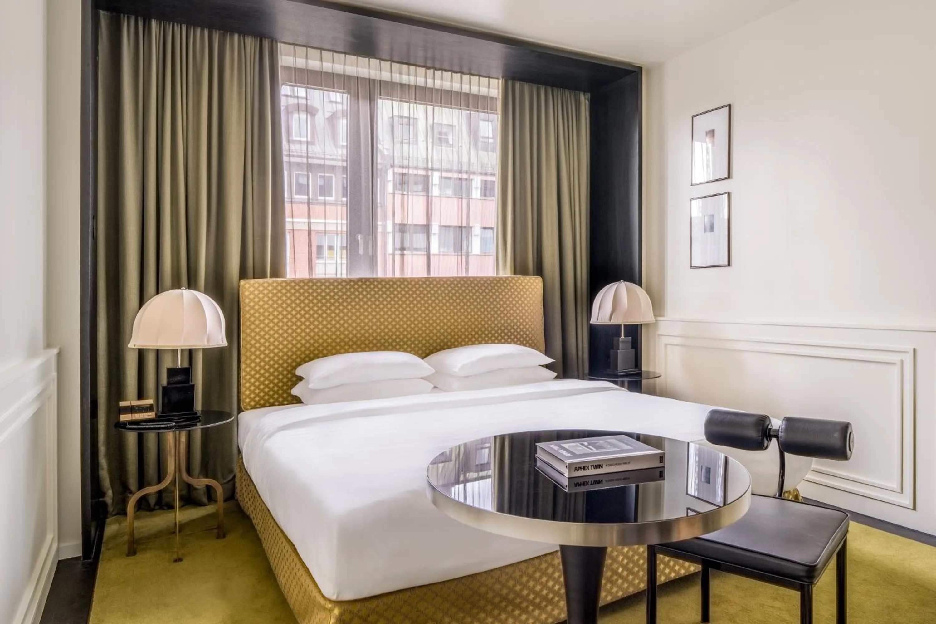 Bedroom, Bed in Roomers Munich, Autograph Collection