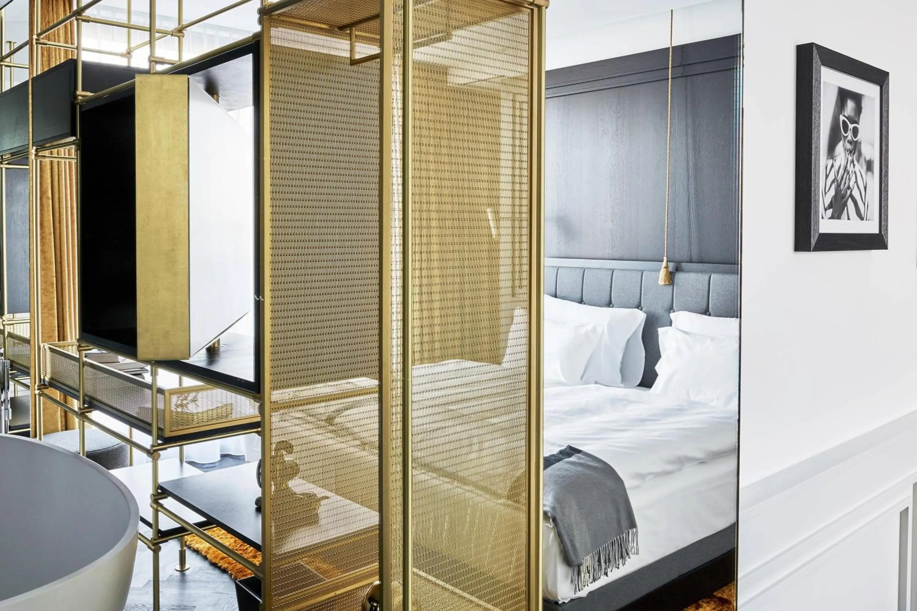 Bedroom, Bed in Roomers Munich, Autograph Collection