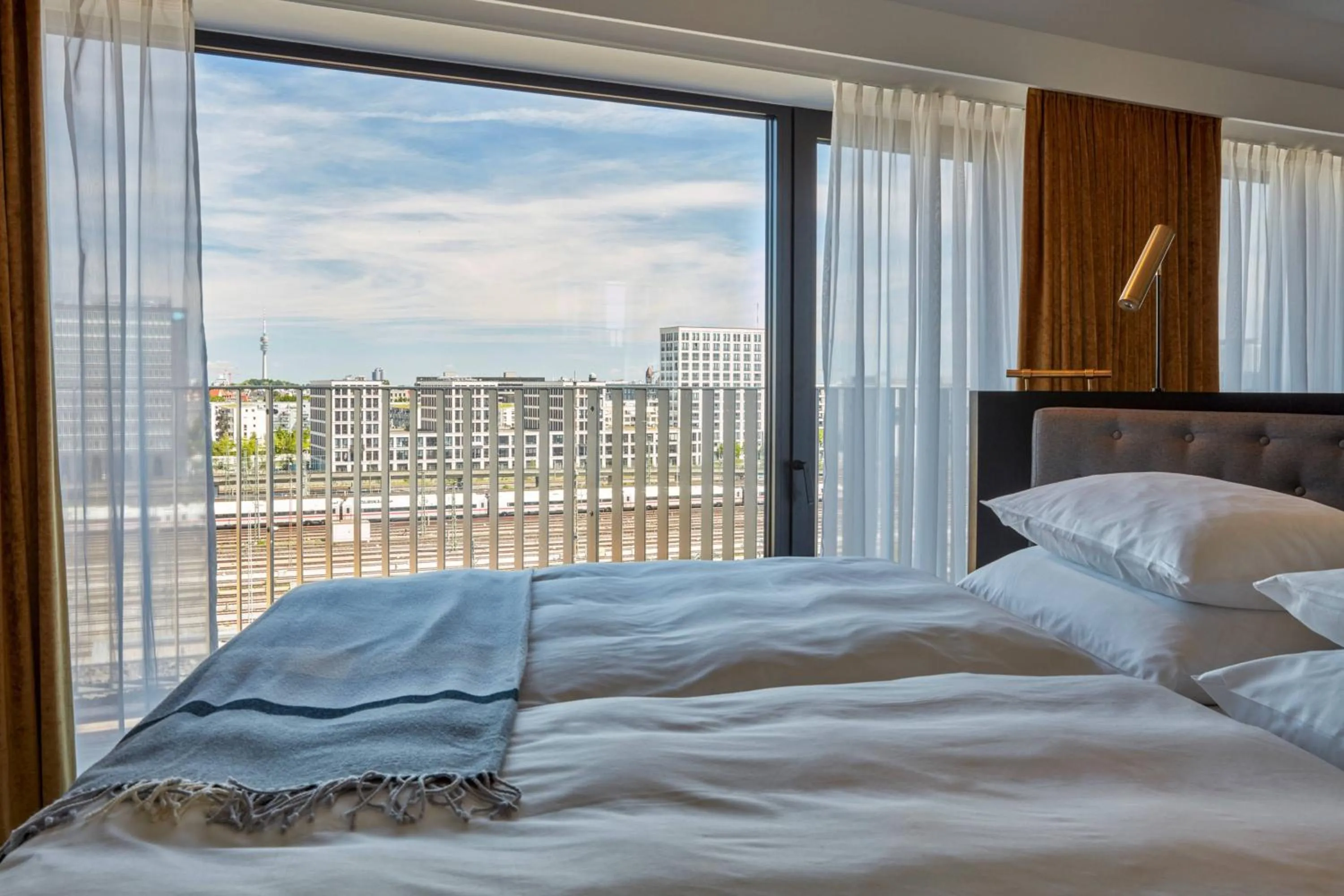 Bedroom, Bed in Roomers Munich, Autograph Collection