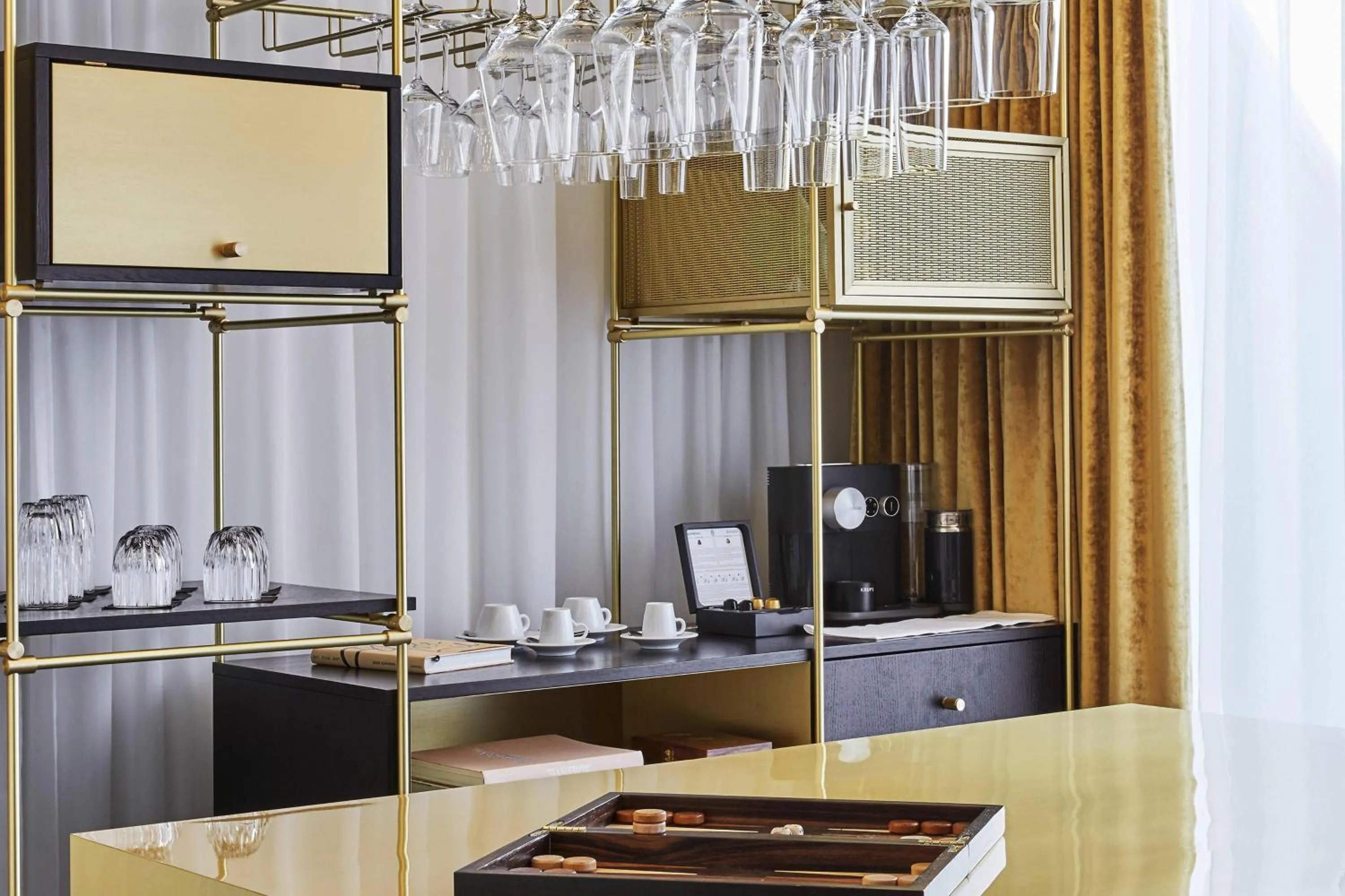 Bedroom in Roomers Munich, Autograph Collection