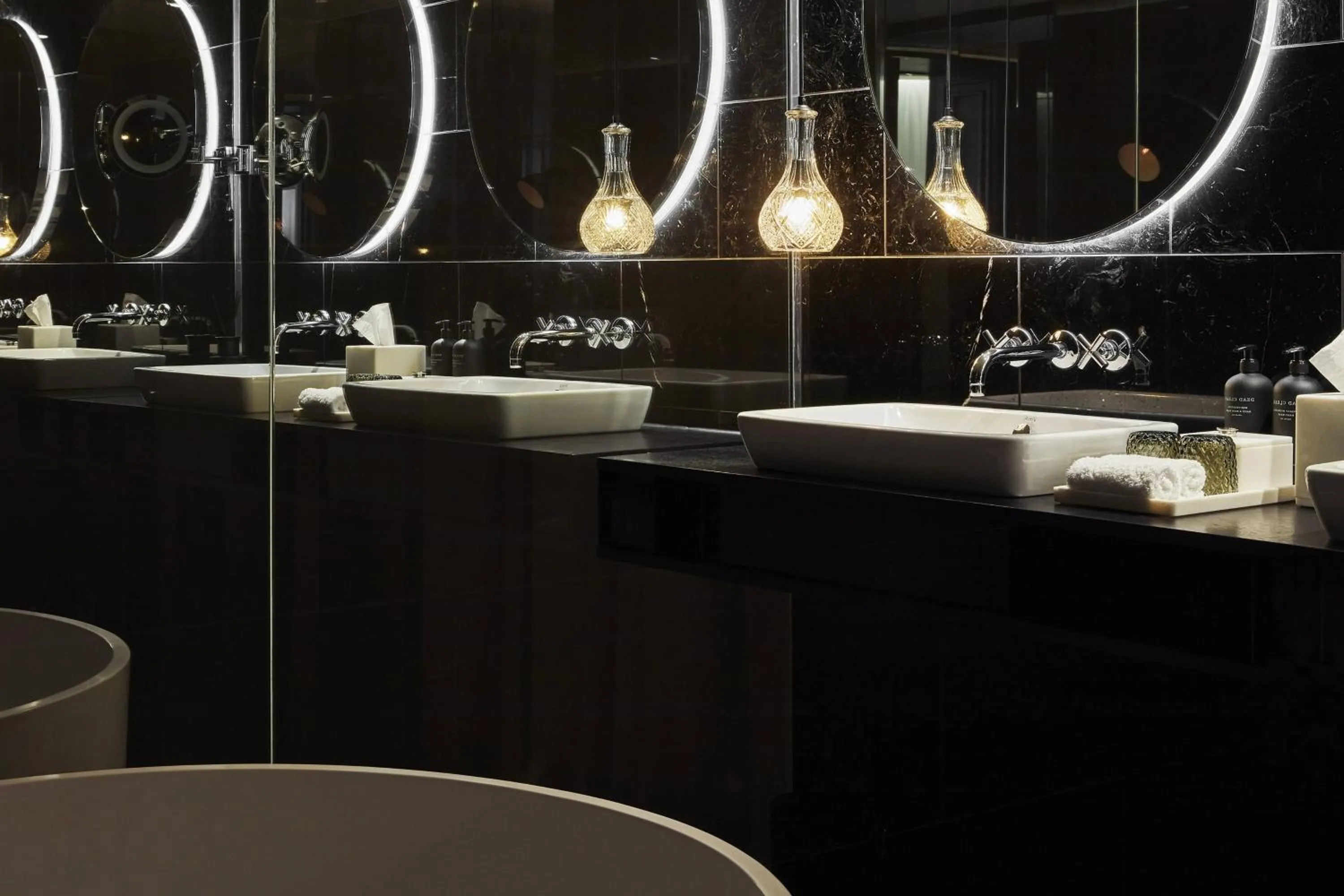 Bedroom in Roomers Munich, Autograph Collection