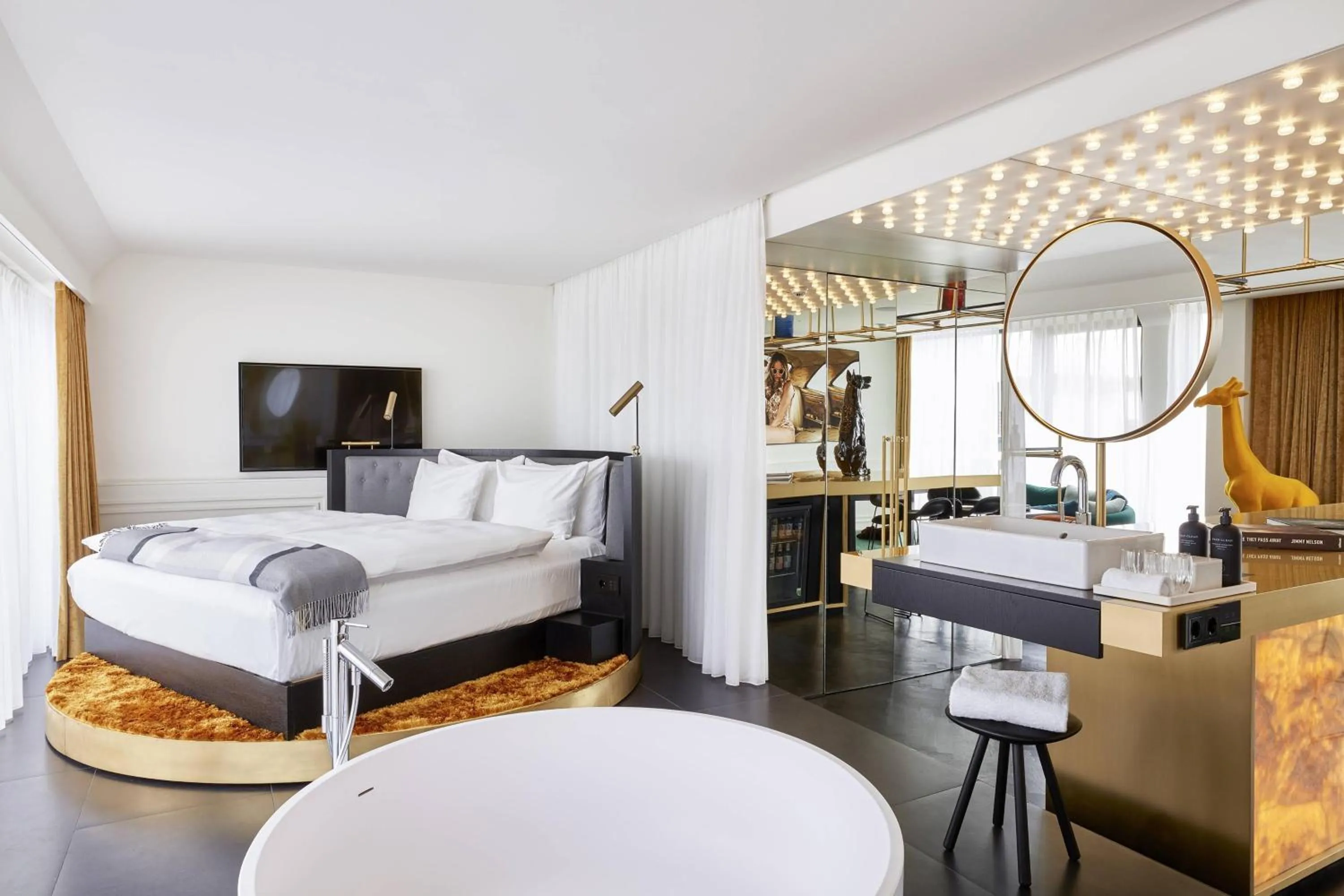 Bedroom, Bed in Roomers Munich, Autograph Collection