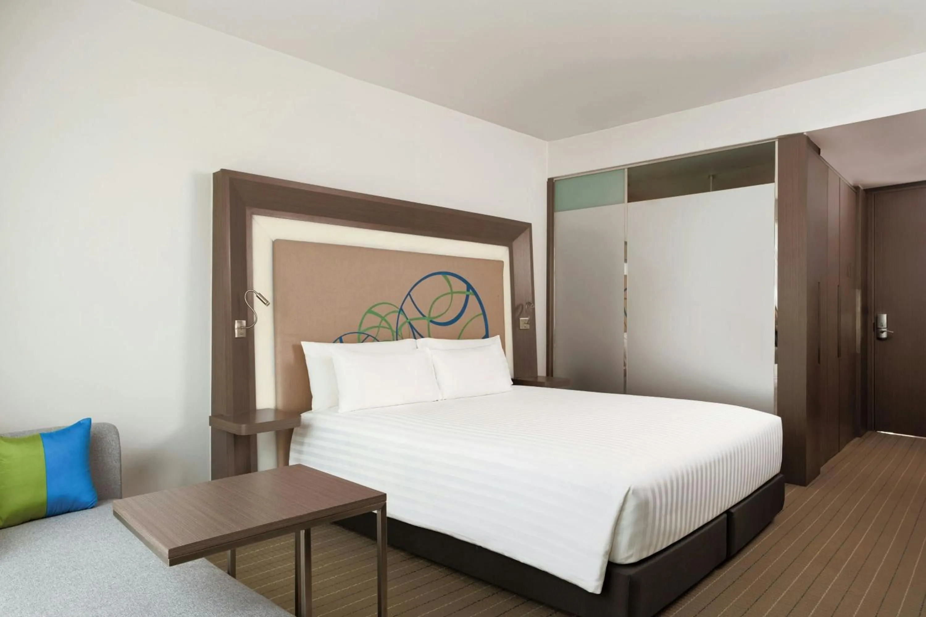 Photo of the whole room, Bed in Four Points by Sheraton Bangkok Ploenchit Sukhumvit