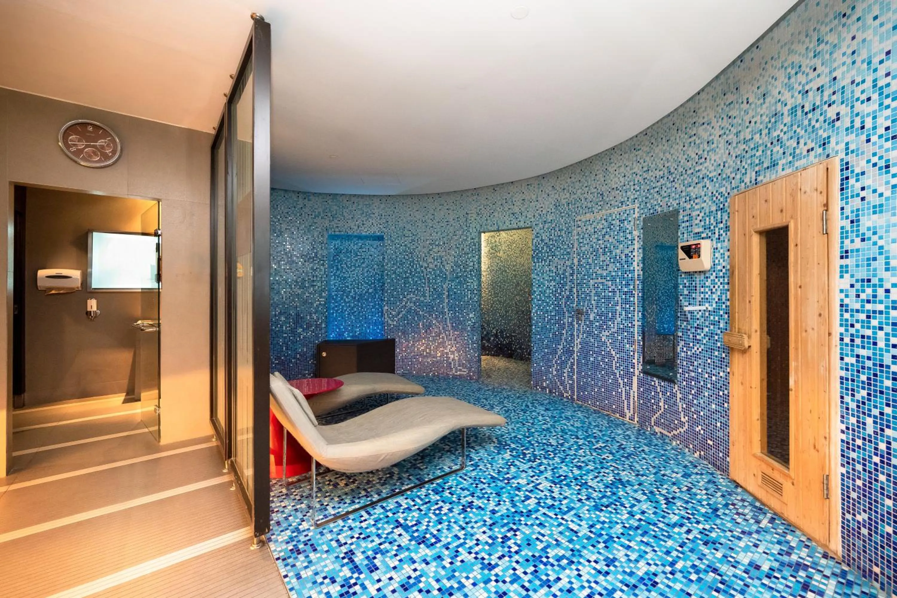 Sauna, Bed in Four Points by Sheraton Bangkok Ploenchit Sukhumvit