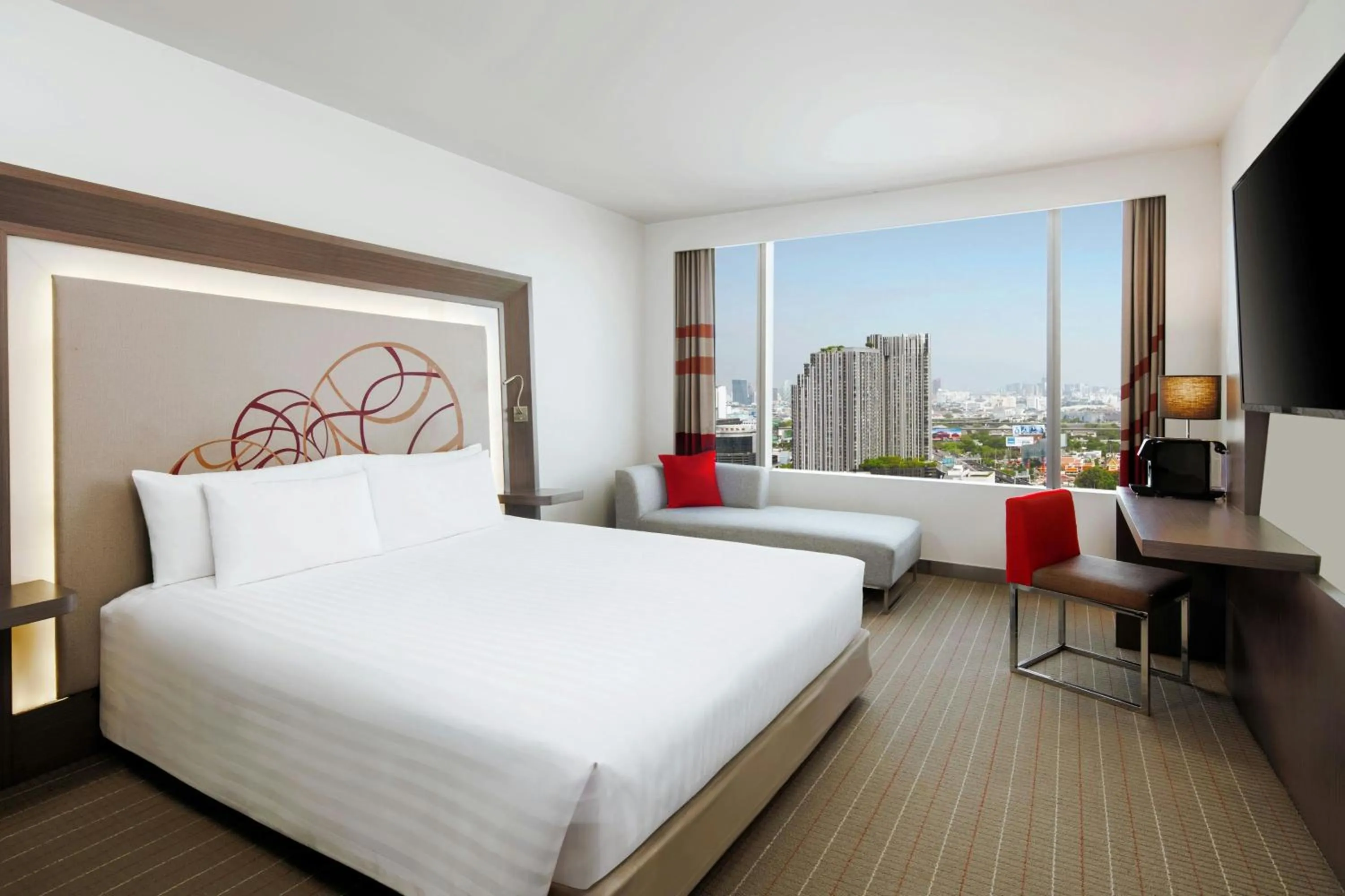 Photo of the whole room, Bed in Four Points by Sheraton Bangkok Ploenchit Sukhumvit