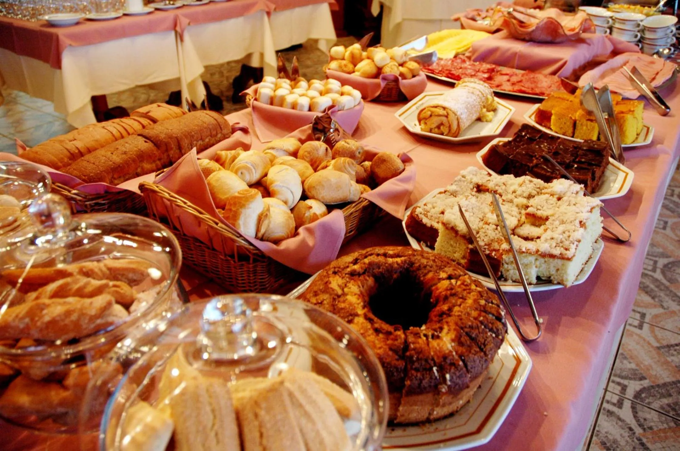 Buffet breakfast in San Bernardo Park Hotel