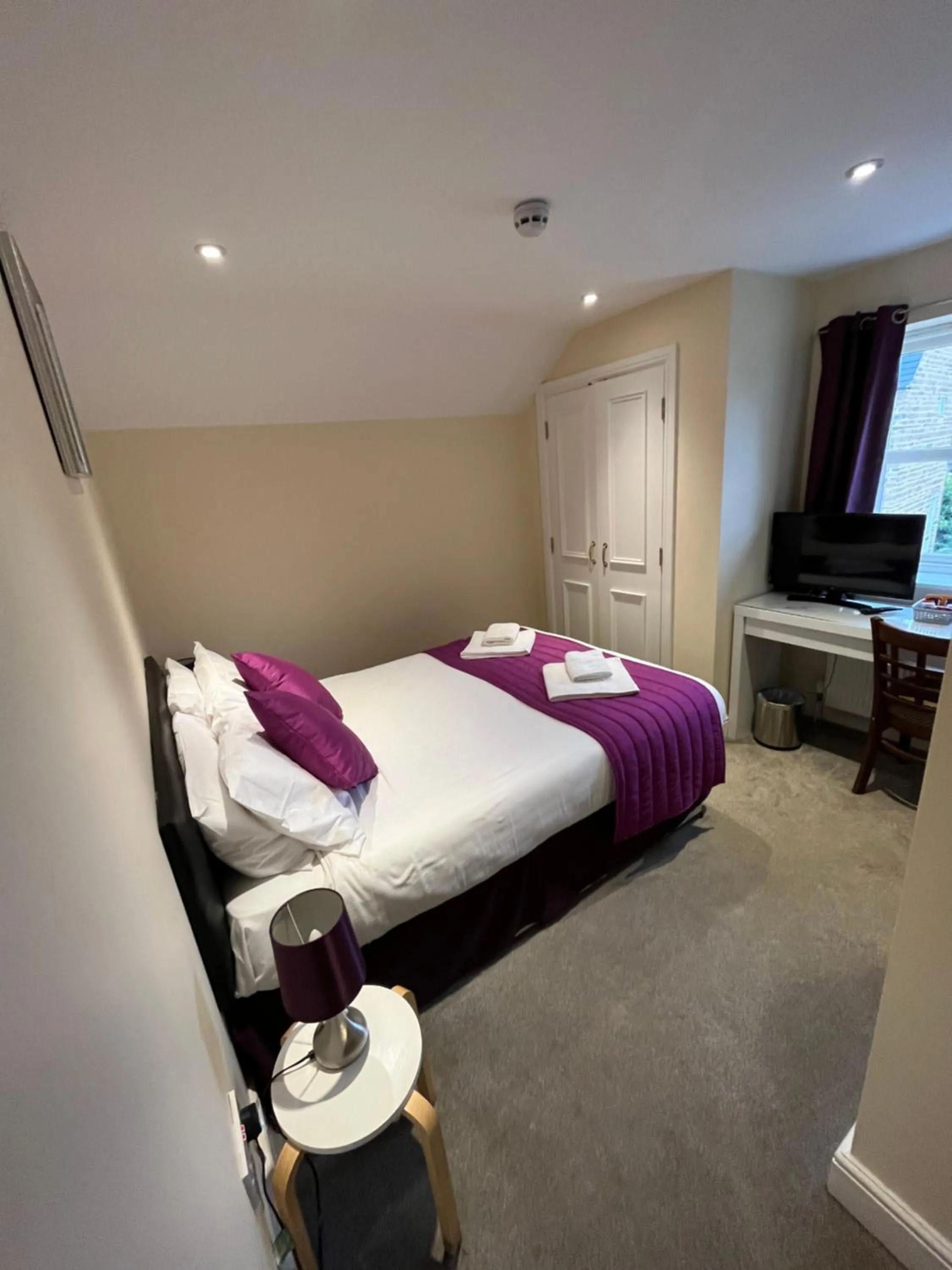 Photo of the whole room, Bed in The Swan @Old Stratford