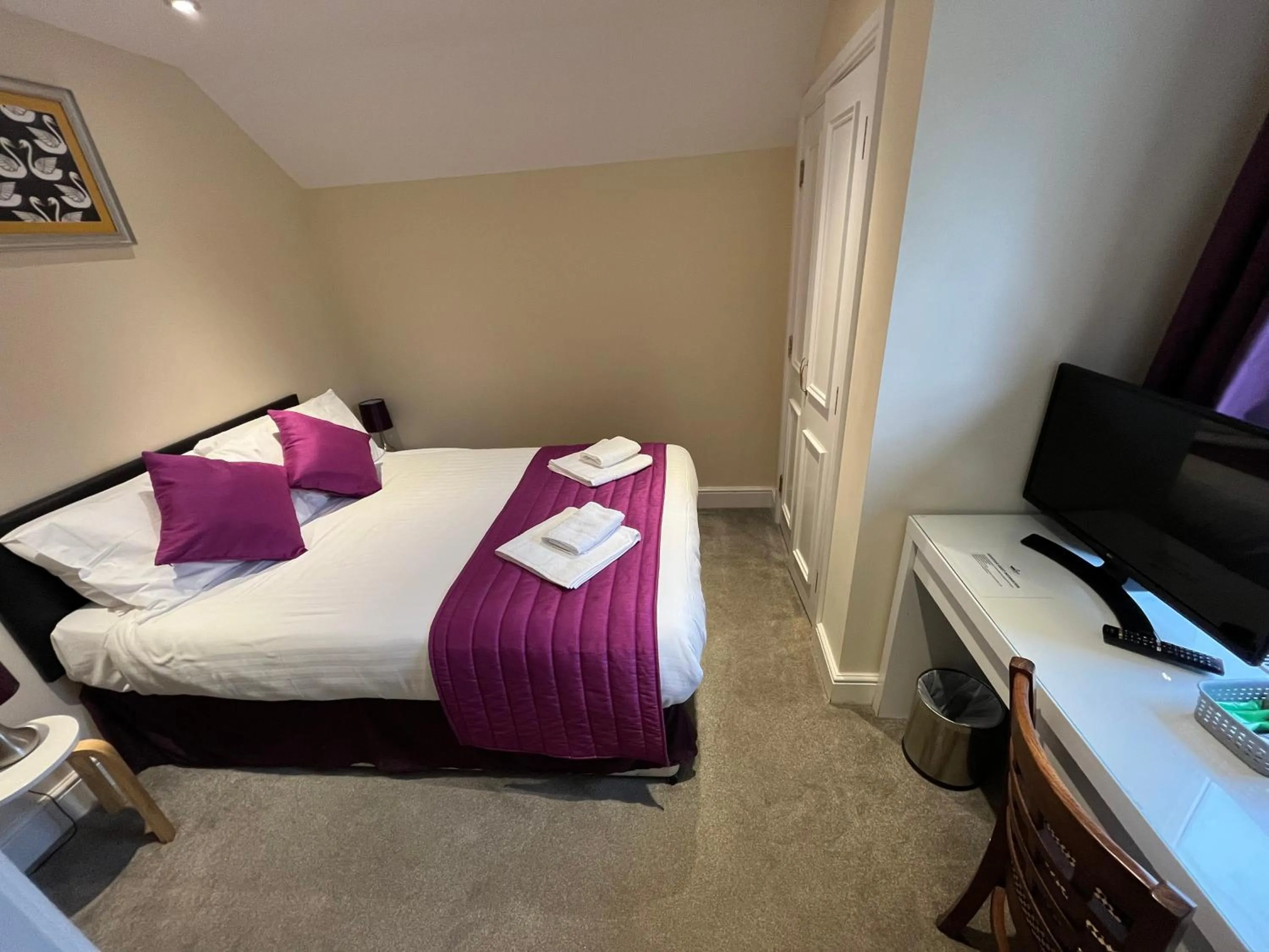 Photo of the whole room, Bed in The Swan @Old Stratford