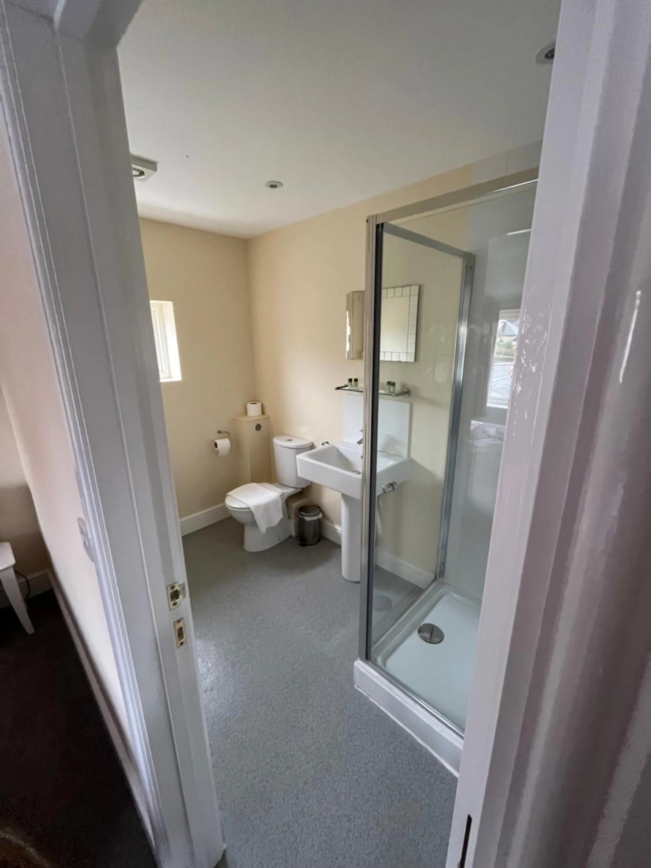 Bathroom, Bed in The Swan @Old Stratford