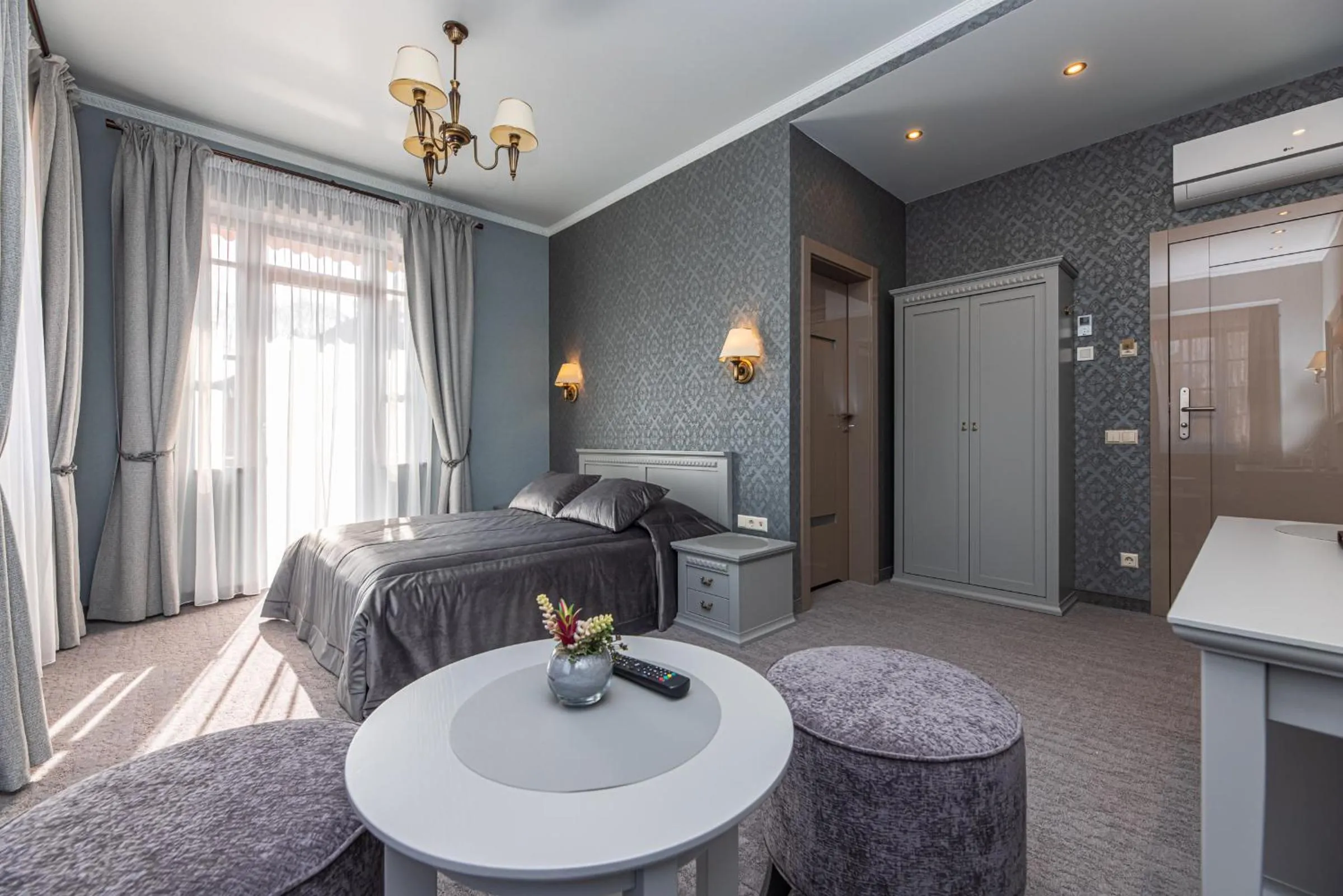 Photo of the whole room, Bed in Senoji Hansa Hotel