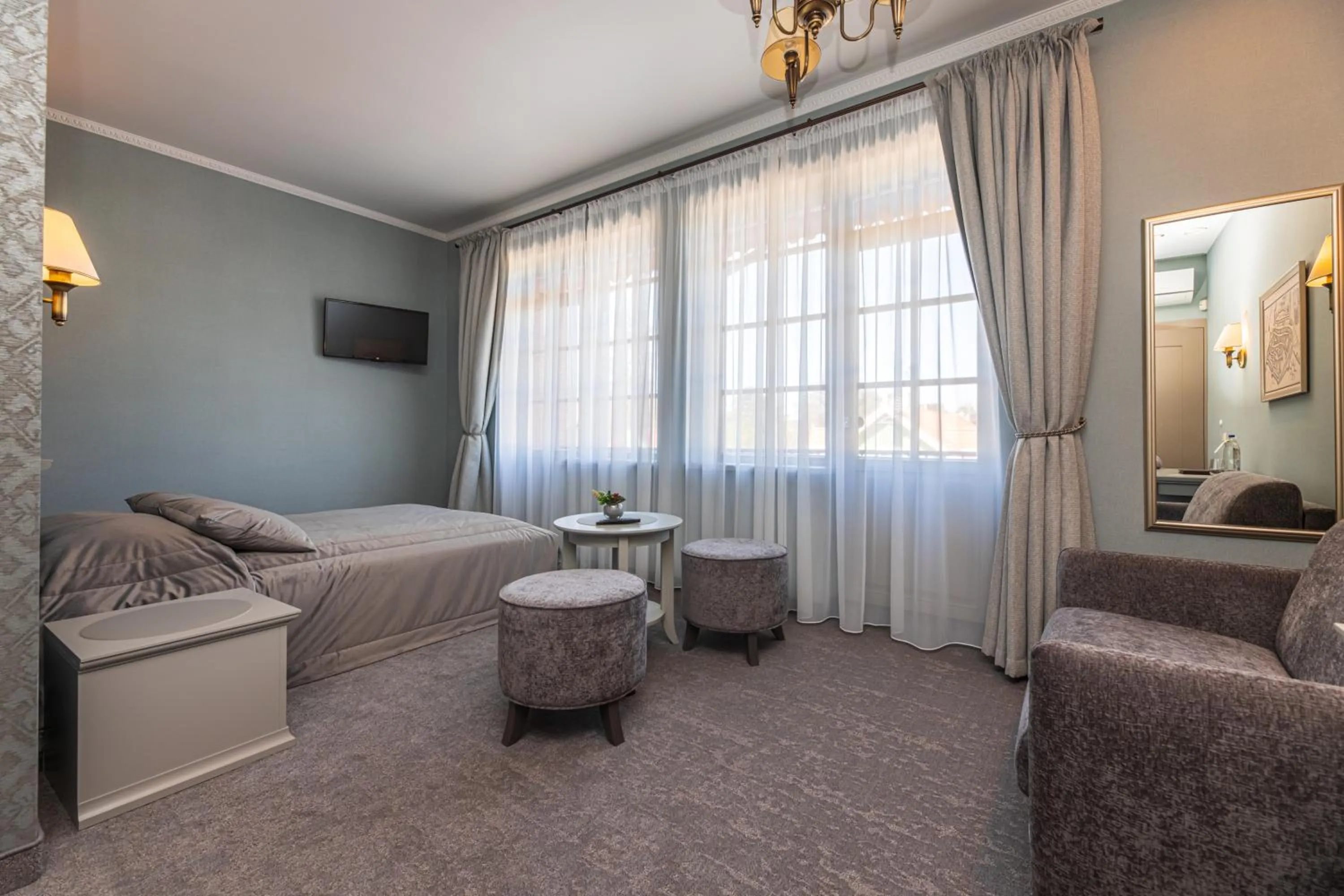 Photo of the whole room, Bed in Senoji Hansa Hotel