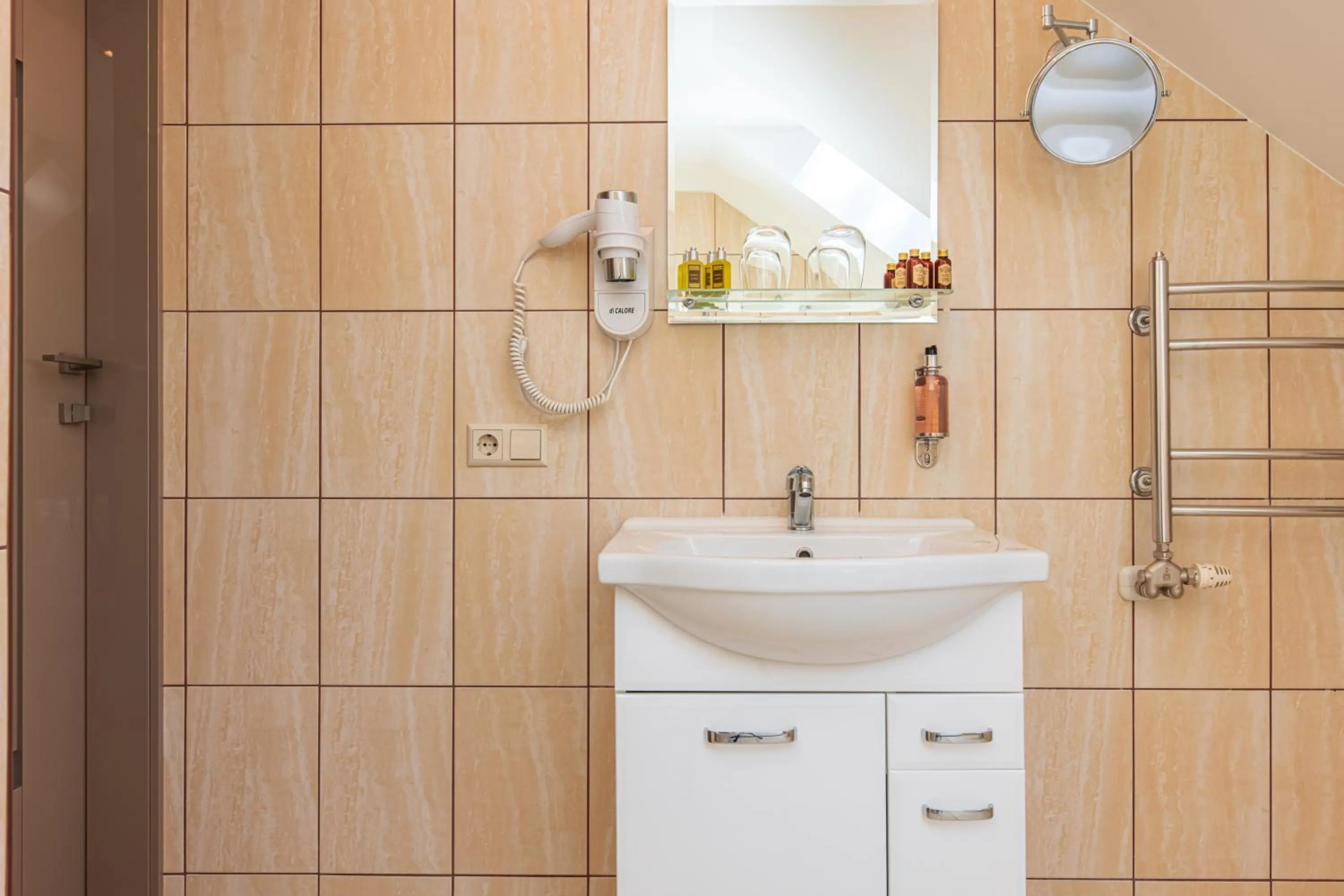 Bathroom in Senoji Hansa Hotel
