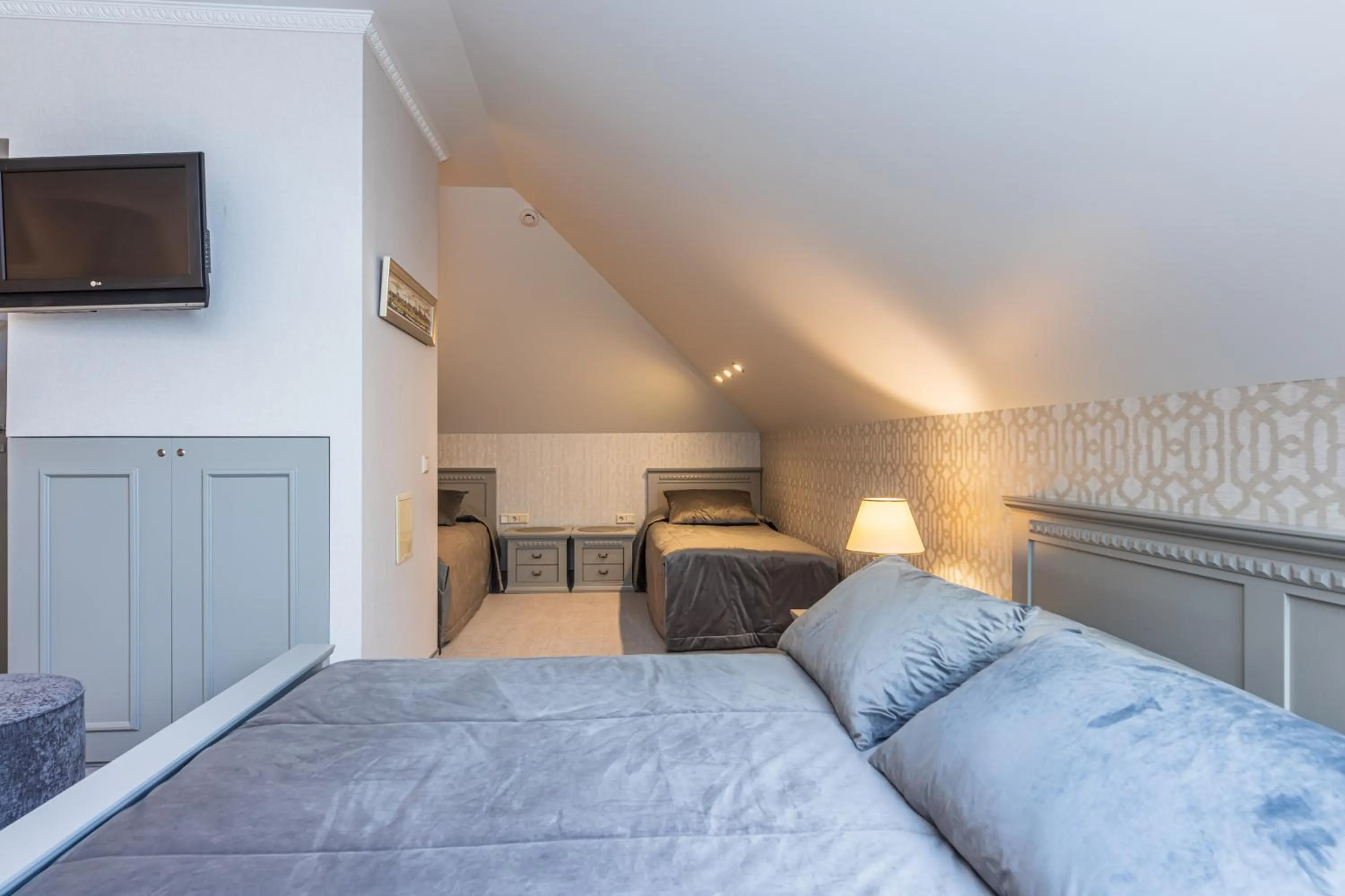 Bed in Senoji Hansa Hotel