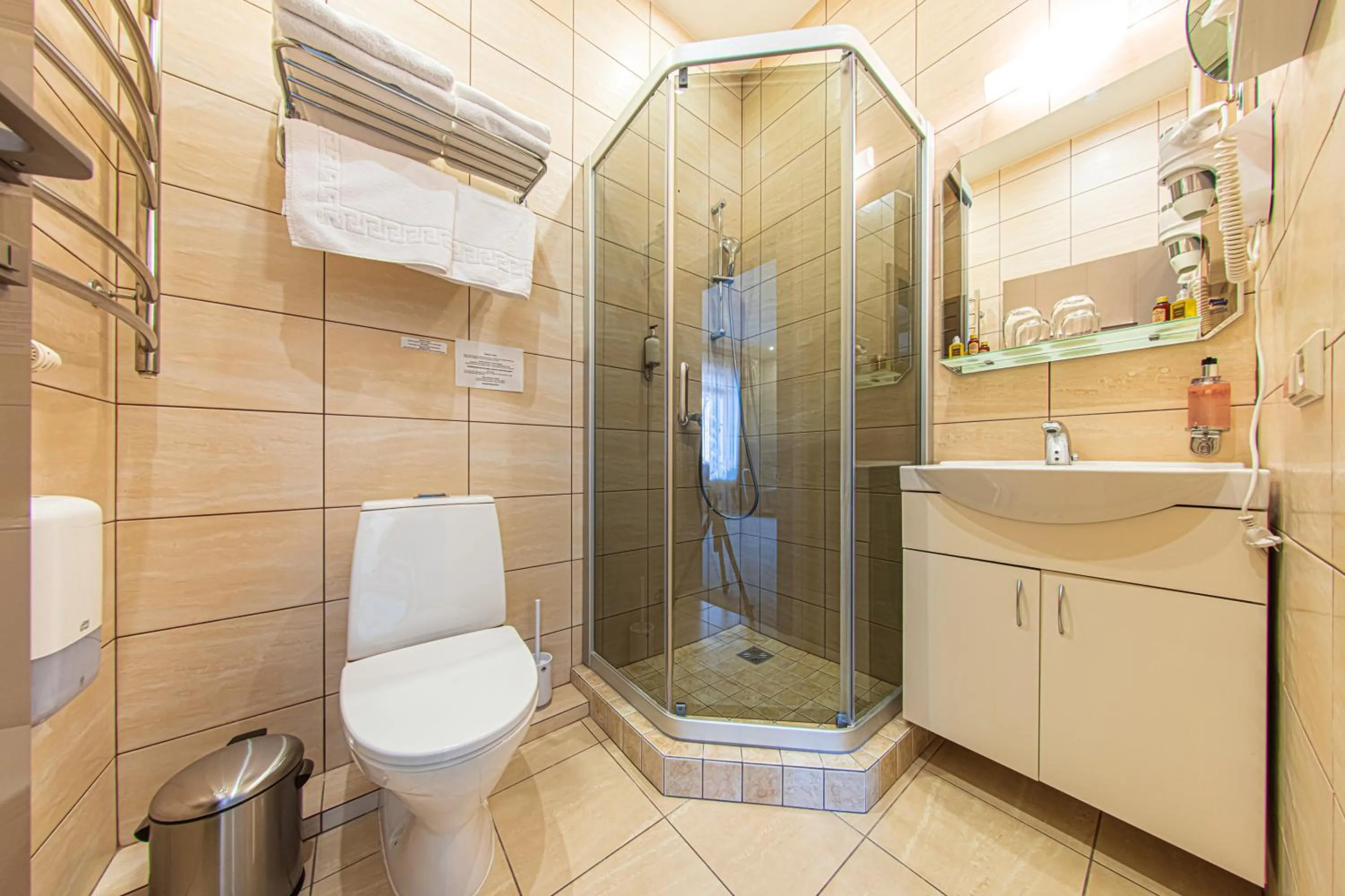 Bathroom in Senoji Hansa Hotel