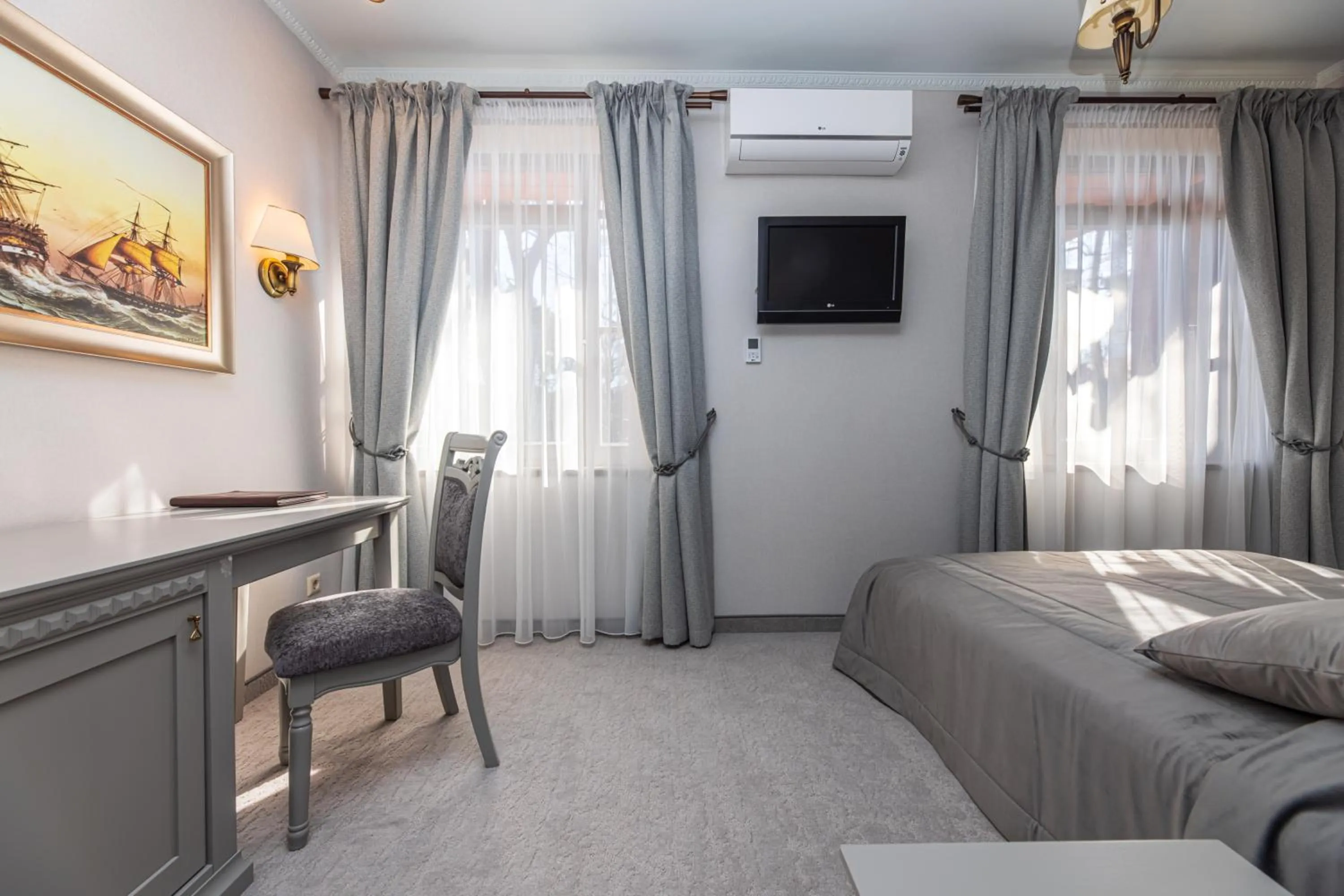 Photo of the whole room, Bed in Senoji Hansa Hotel