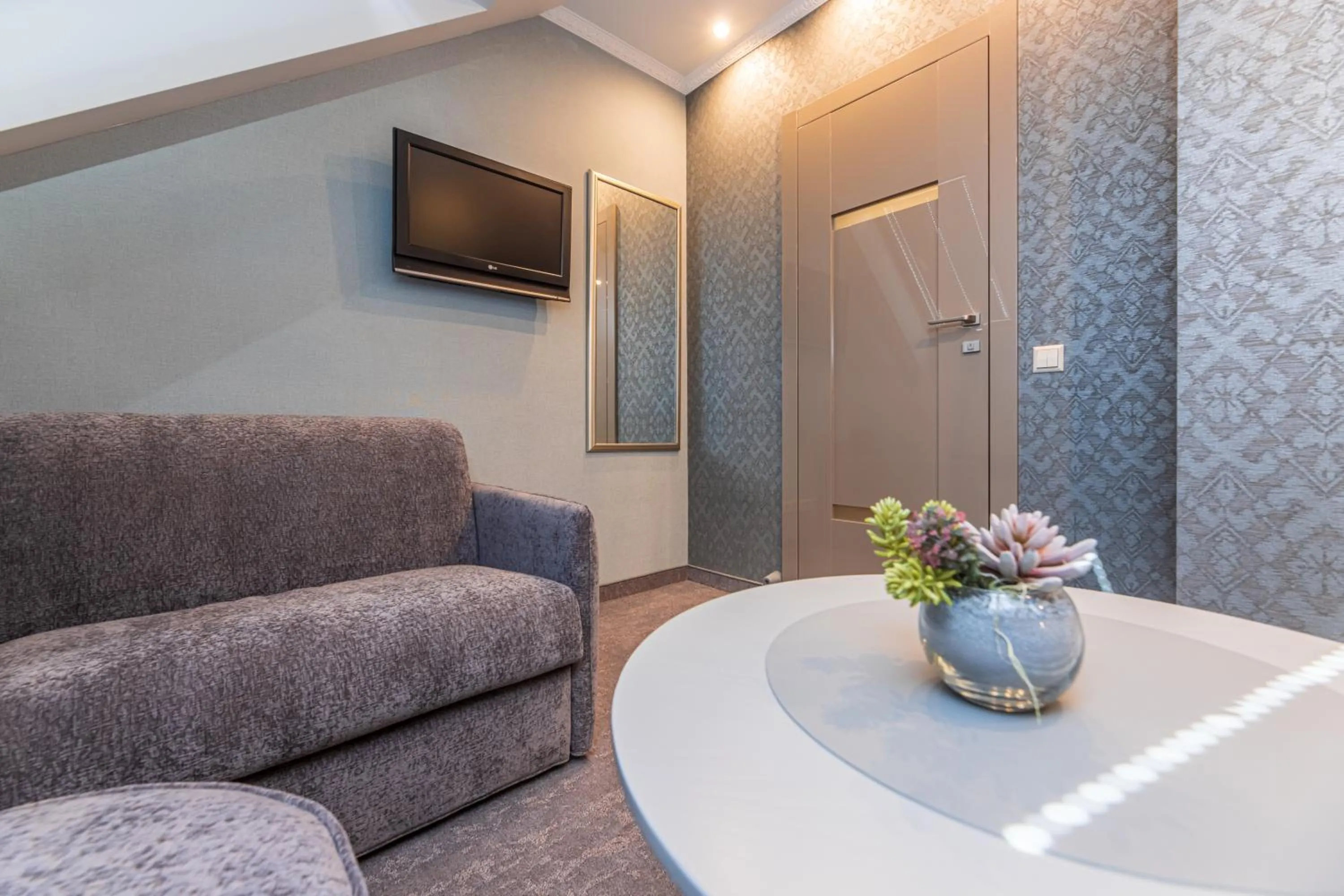 Communal lounge/ TV room in Senoji Hansa Hotel