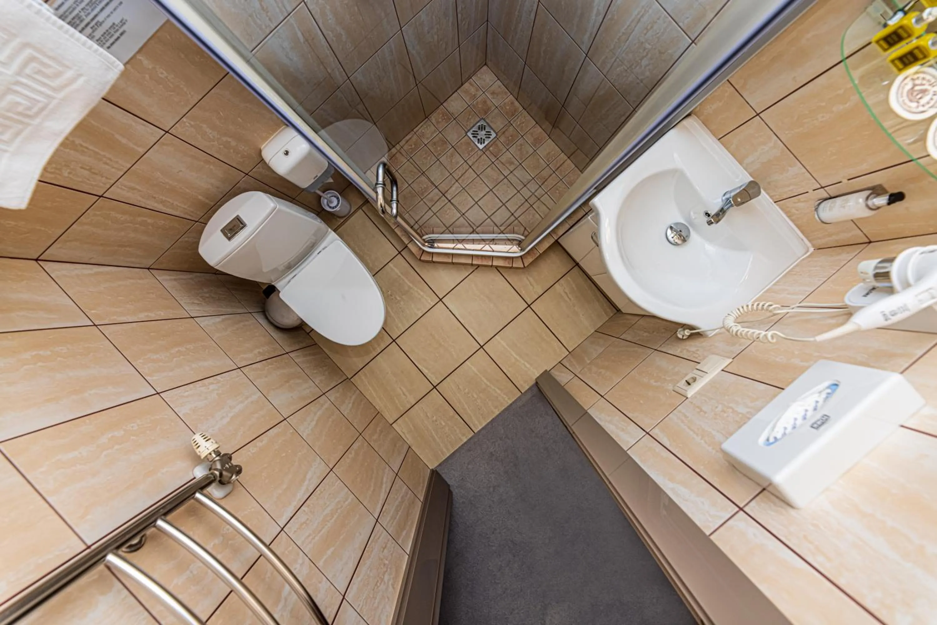 Bathroom in Senoji Hansa Hotel