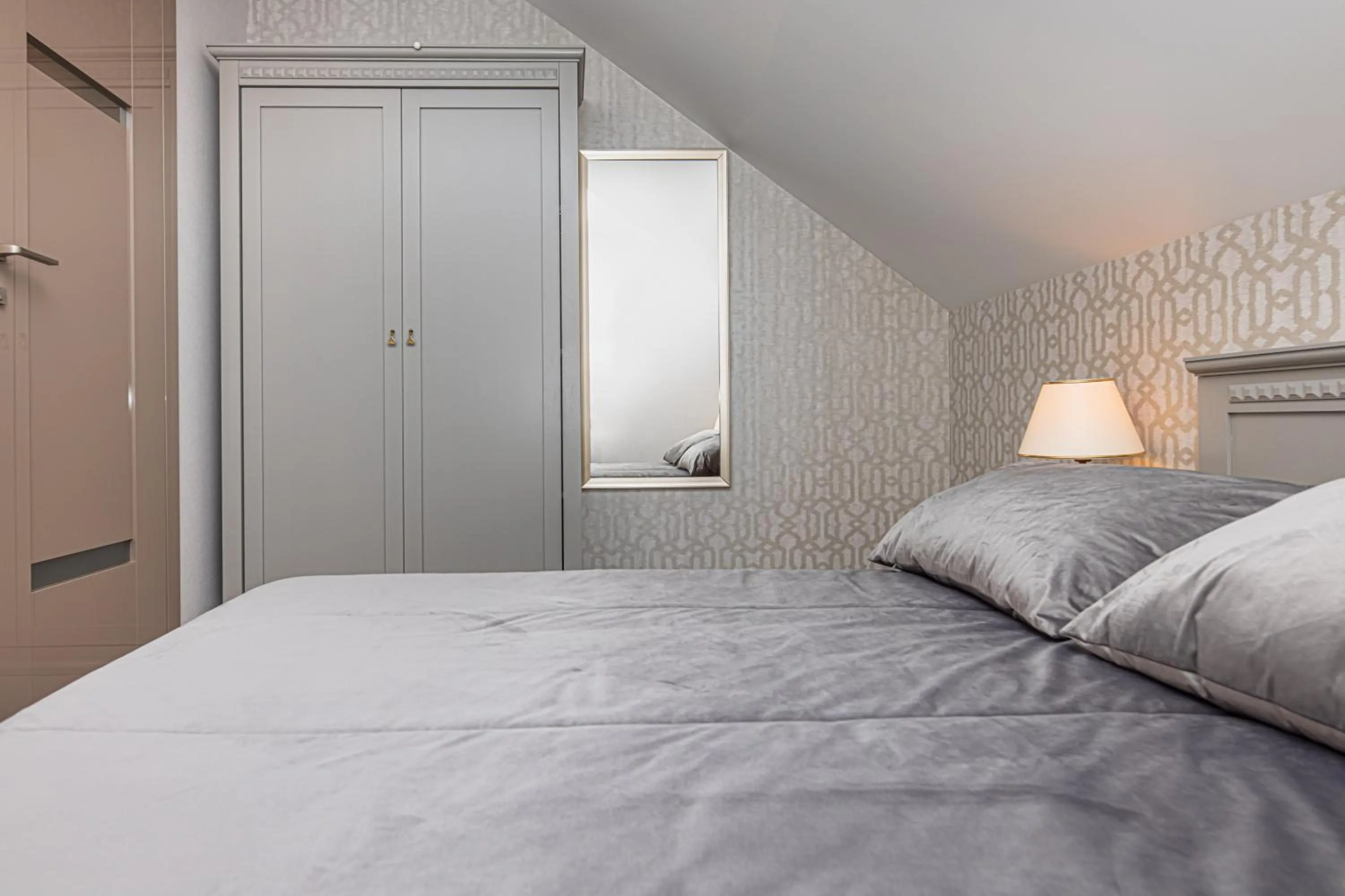 Bed in Senoji Hansa Hotel