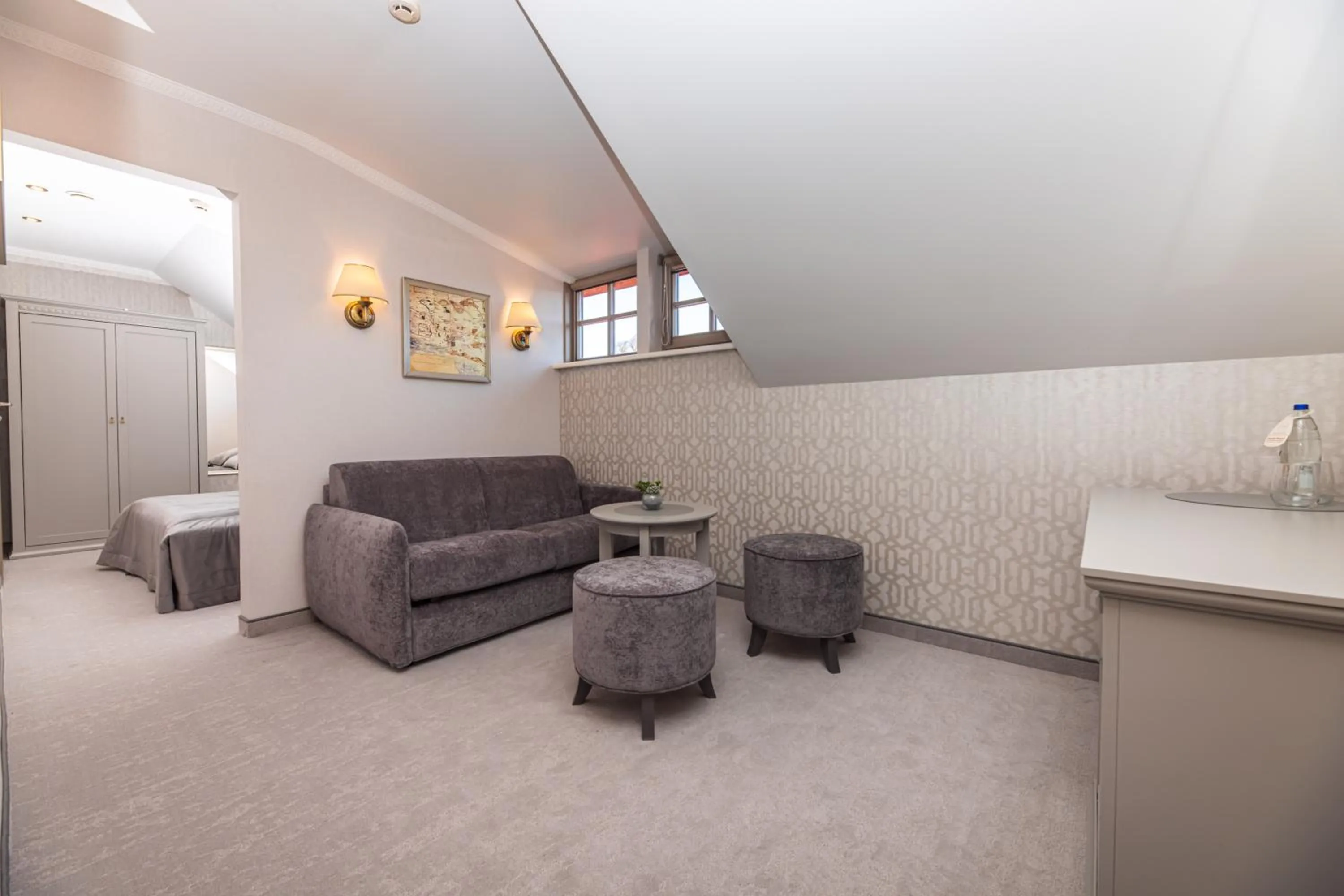 Bed in Senoji Hansa Hotel