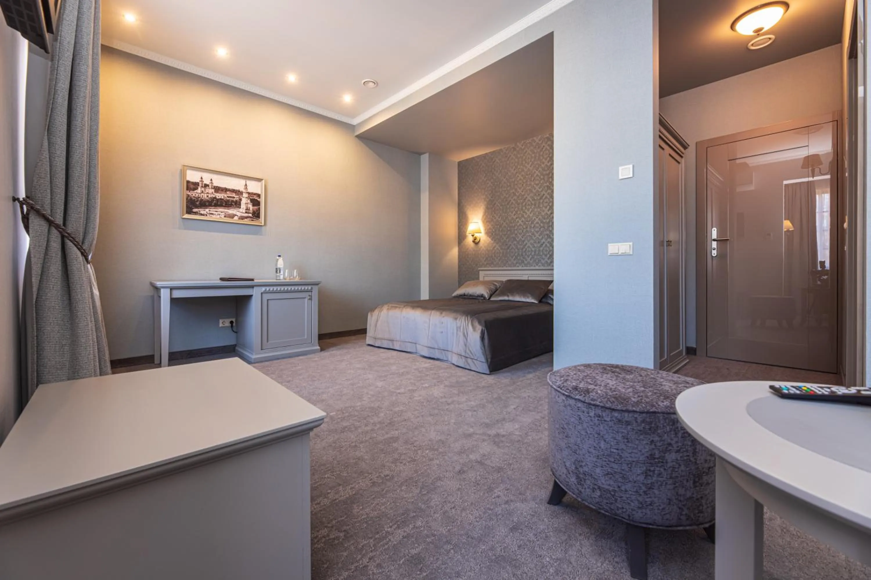 Photo of the whole room, Bed in Senoji Hansa Hotel