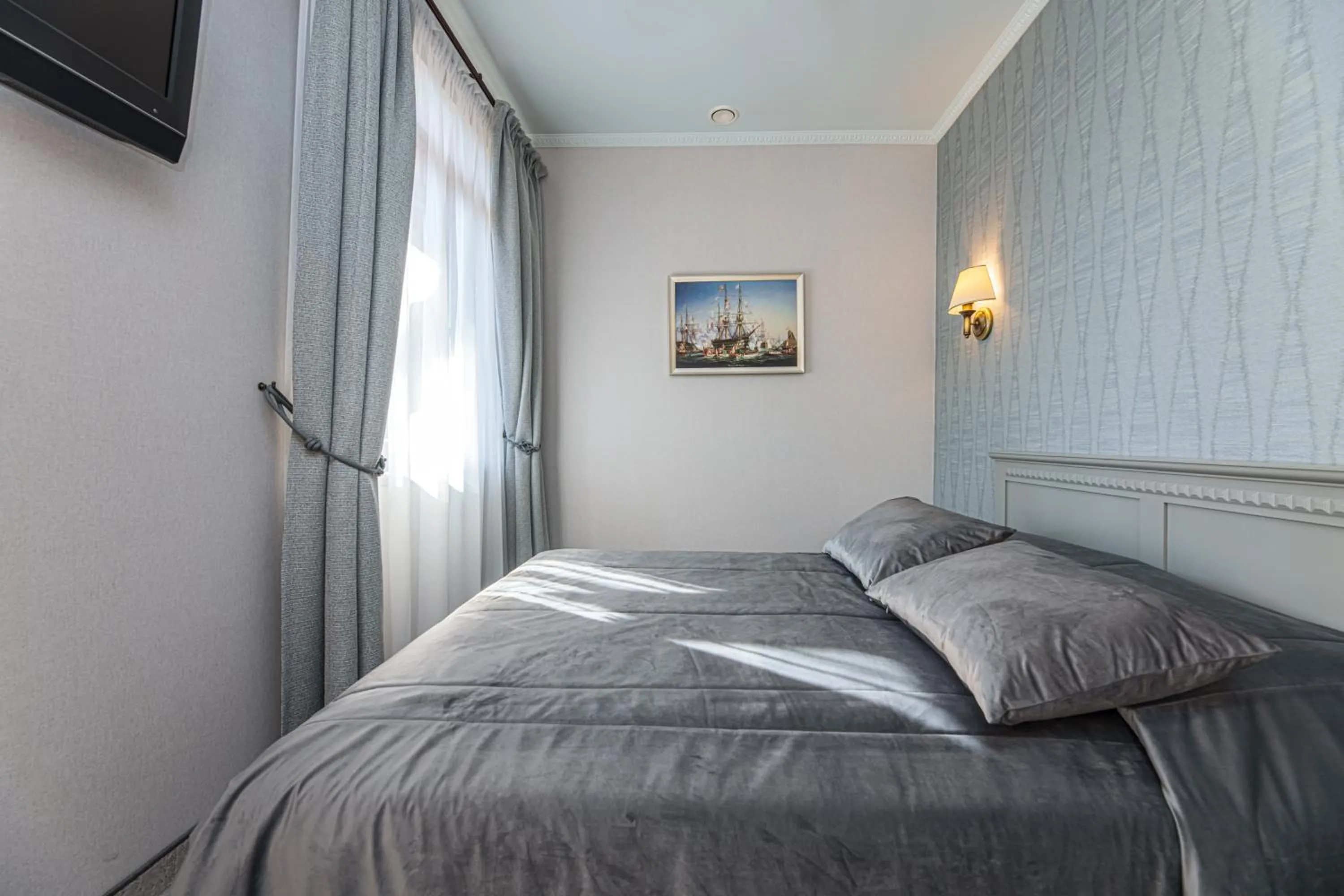 Bed in Senoji Hansa Hotel